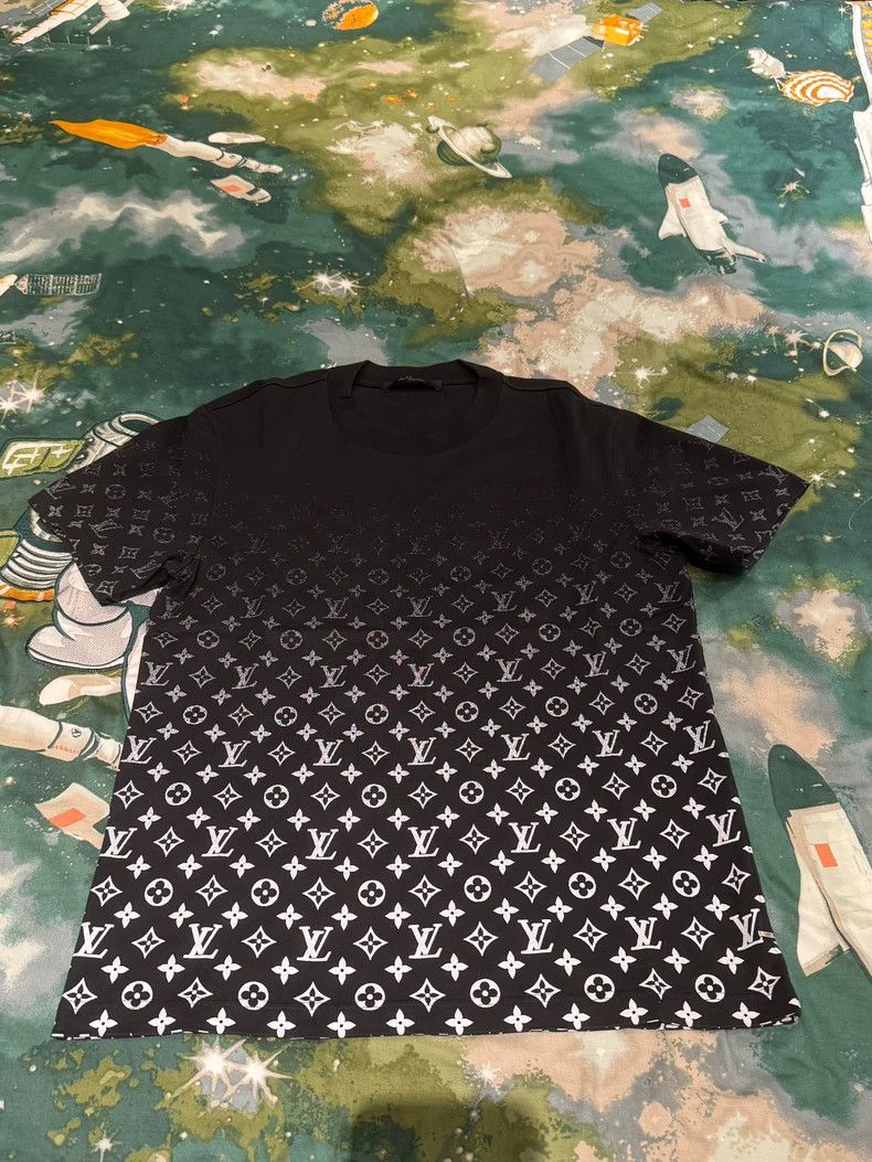 Louis Vuitton Louis Vuitton Gradient full printed logo short sleeves Size US S / EU 44-46 / 1 - 1 Thumbnail