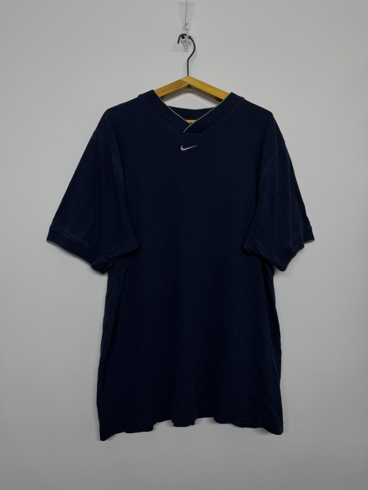 Nike Vintage Y2k Nike swoosh streetwear center logo tee Size US M / EU 48-50 / 2 - 4 Thumbnail