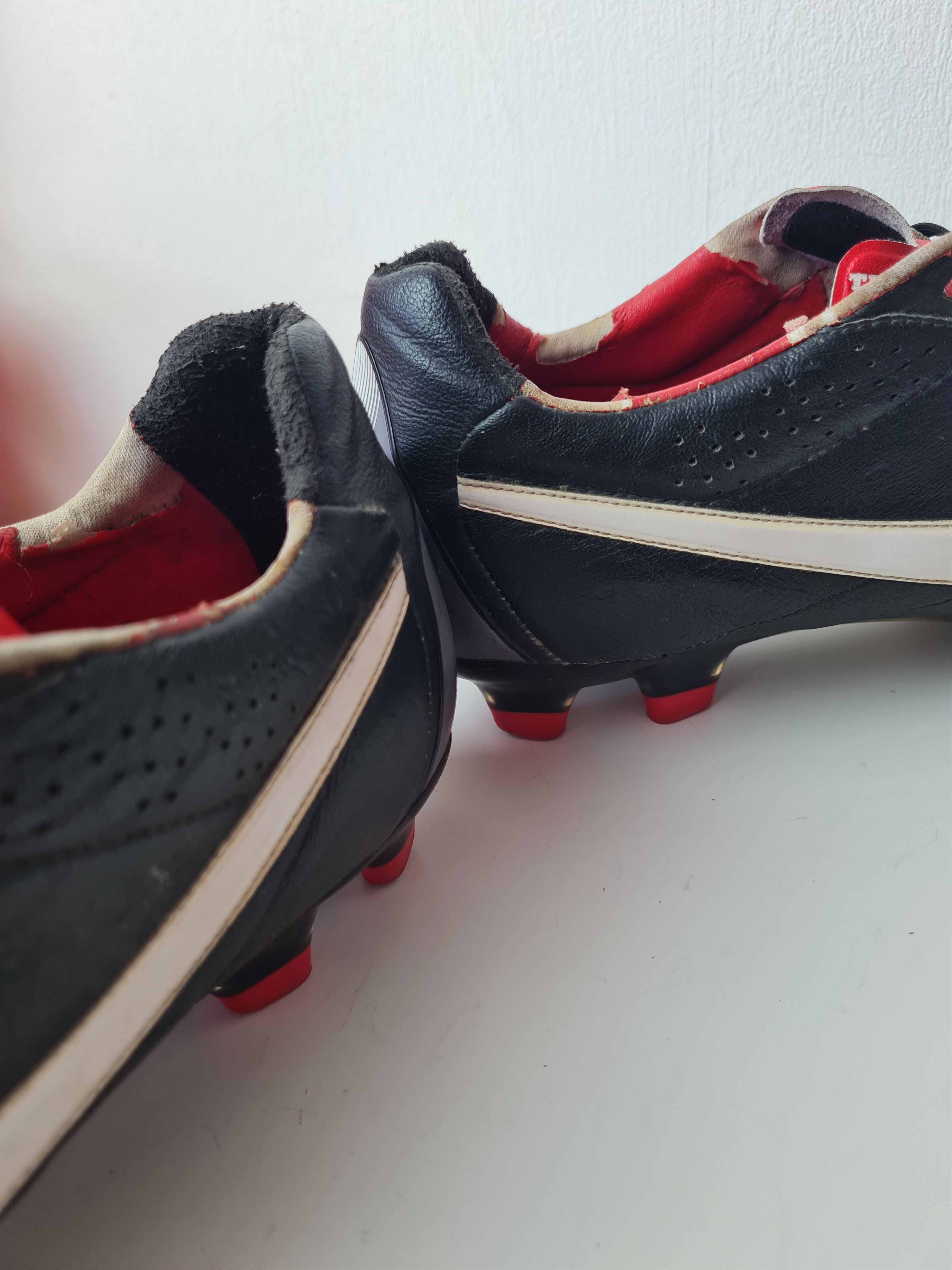 Nike Football cleats boots 2012 454309-010 NIKE TIEMPO MYSTIC Size US 9 / EU 42 - 5 Thumbnail