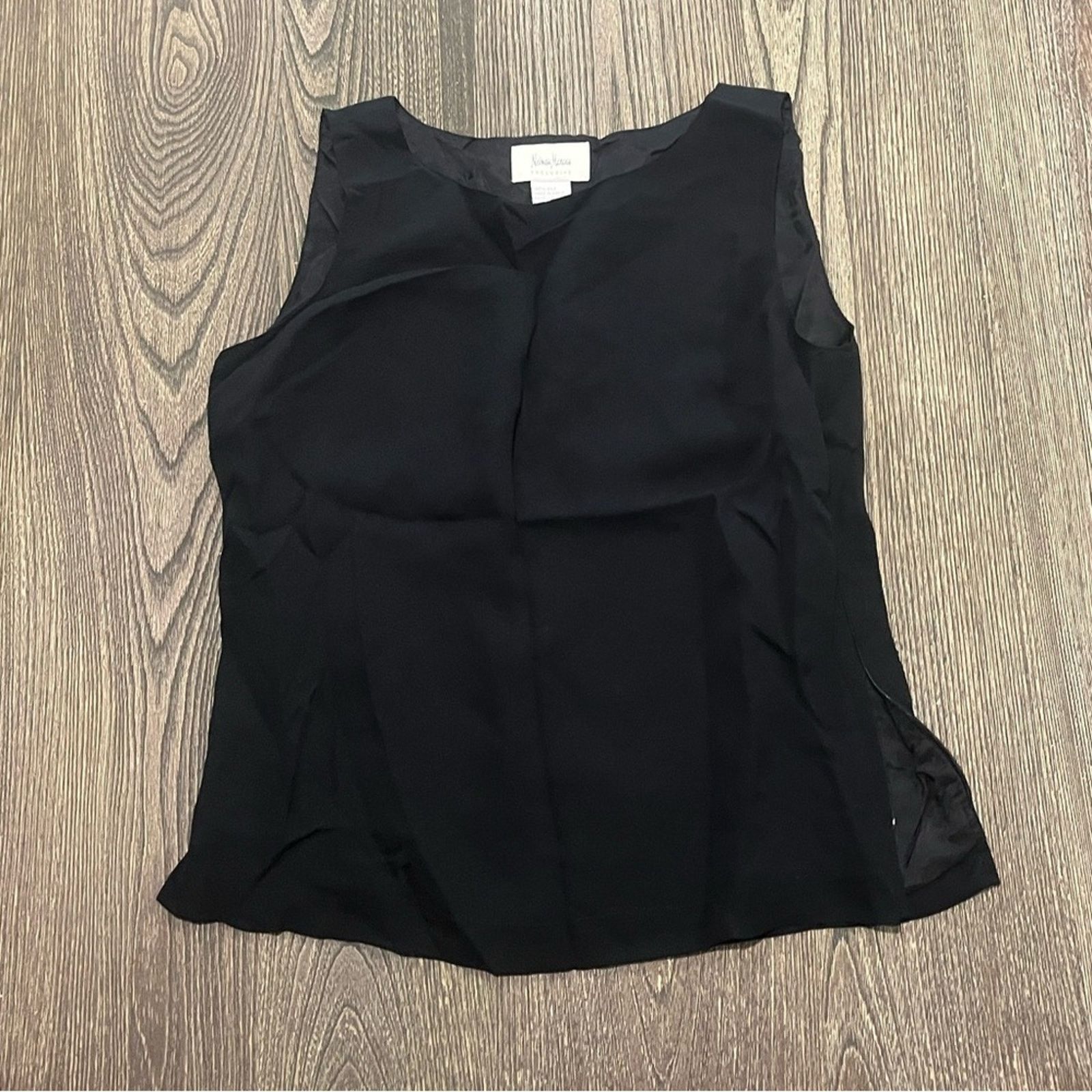 Neiman Marcus Neiman Marcus Womens Silk Blouse Top Sleeveless Round Neck S Size S / US 4 / IT 40 - 1 Thumbnail