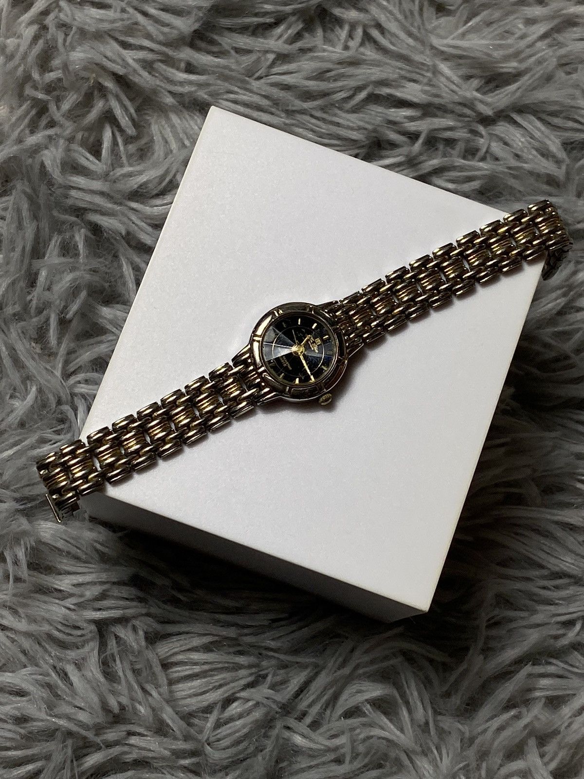 Japanese Brand Vintage Gold-Tone Bracelet Watch - Elegant Design Size ONE SIZE - 1 Thumbnail