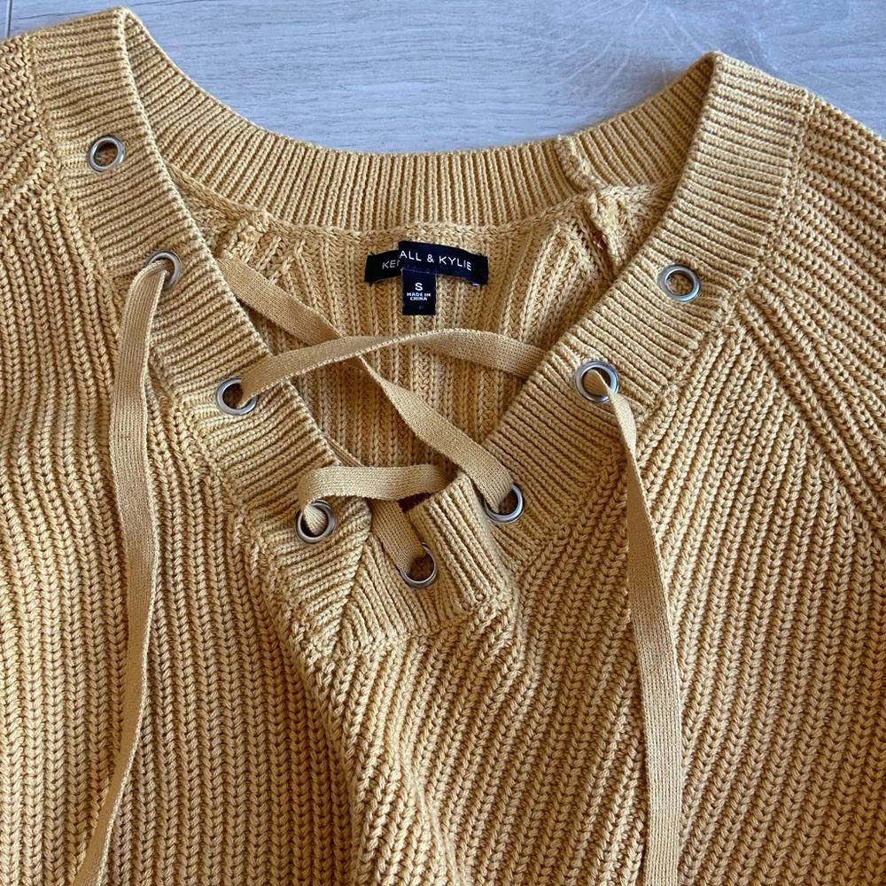 Designer Chic Cropped Knit Sweater with Lace-Up Detail Size S / US 4 / IT 40 - 2 Thumbnail