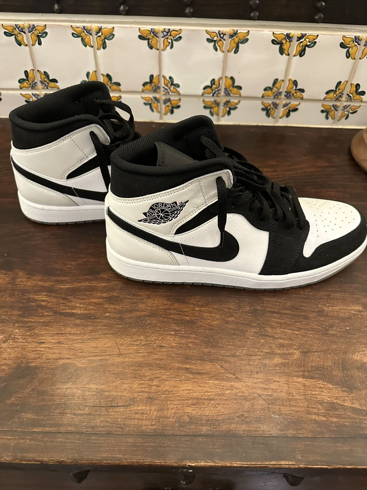 Nike Jordan 1 mid Size US 10.5 / EU 43-44 - 2 Thumbnail