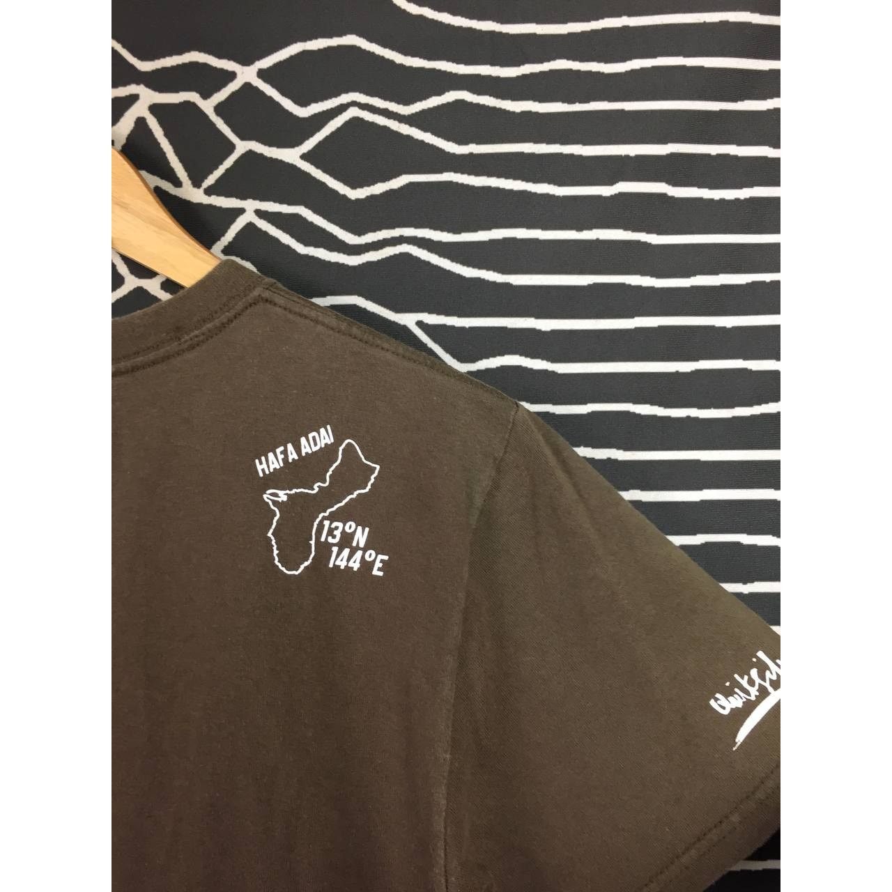 Quiksilver × Vintage Vtg Quiksilver Center Logo Hafa Adai Guam Surf Skate Tee Size US S / EU 44-46 / 1 - 10 Thumbnail