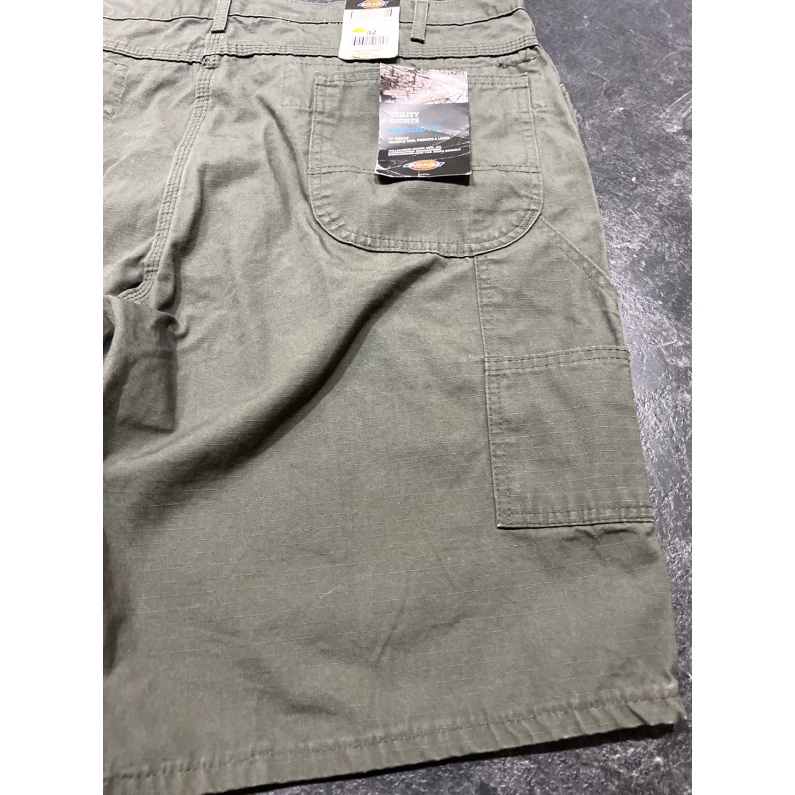 Dickies VINTAGE Dickies Mens Cargo Shorts 42 Green Carpenter Painter Utility Y2K Mens 42 Green Cargo Shorts Cotton Polyester Cotton Blend Ready to wear Size US 42 / EU 58 - 2 Thumbnail