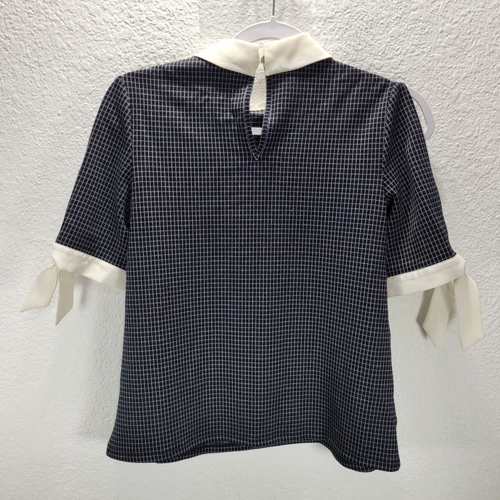 Vintage CeCe Blouse Shirt Short Sleeve Cold Shoulder Tie Neck Collared Black Beige Rayon Blend XXS Womens Size XXS / US 00 / IT 34 - 6 Thumbnail