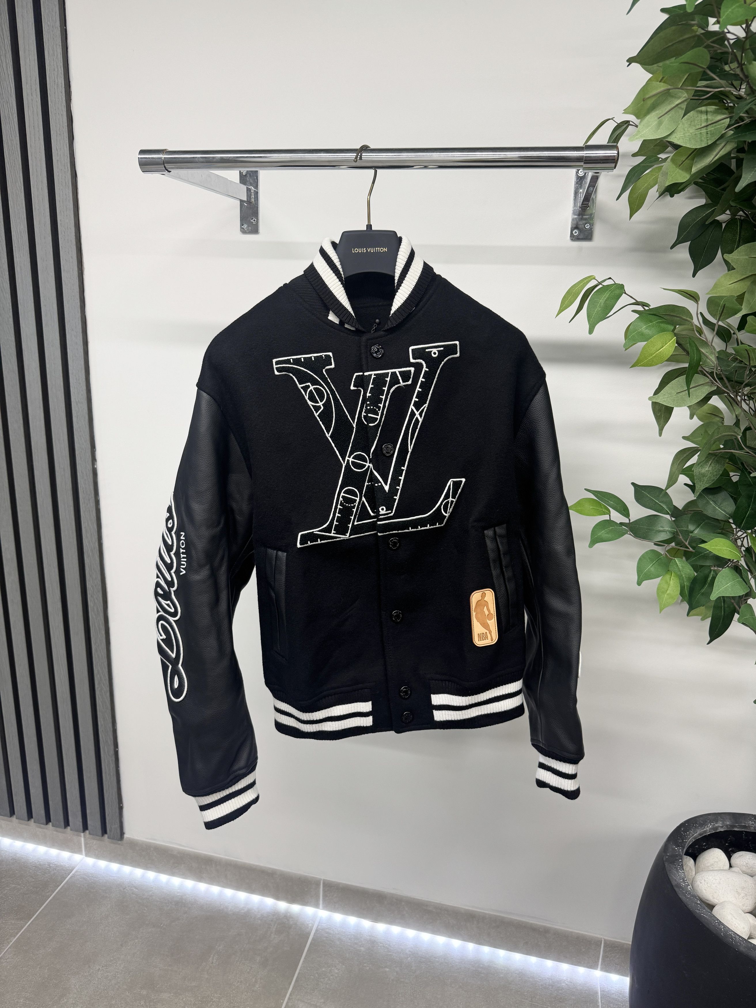 Louis Vuitton Louis Vuitton x NBA 1A8WU8 Basketball Jacket Black RRP £6300 Size US S / EU 44-46 / 1 - 1 Thumbnail