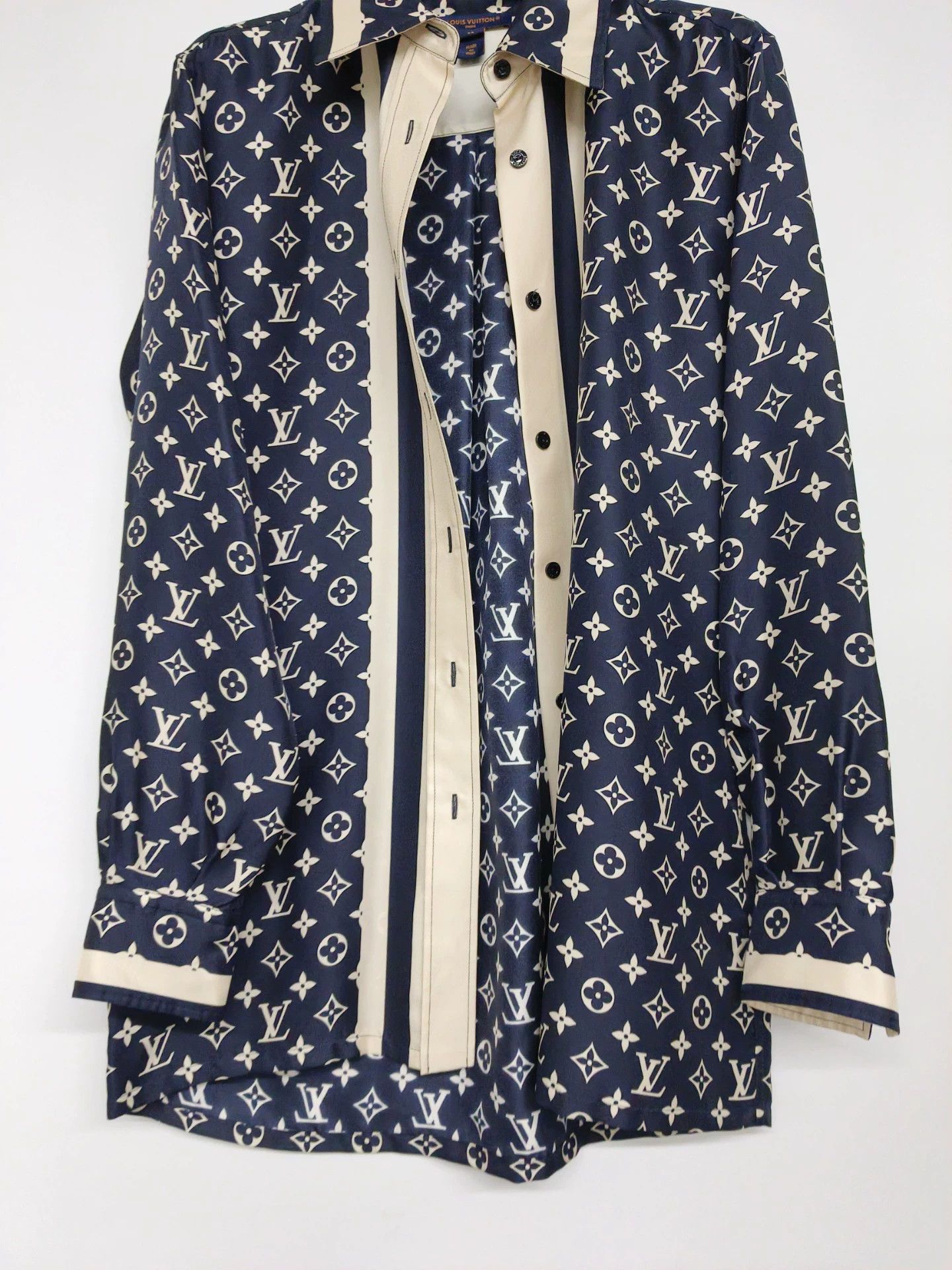 Louis Vuitton LV shirt 39s 102c 76l 59s Size XS / US 0-2 / IT 36-38 - 4 Thumbnail