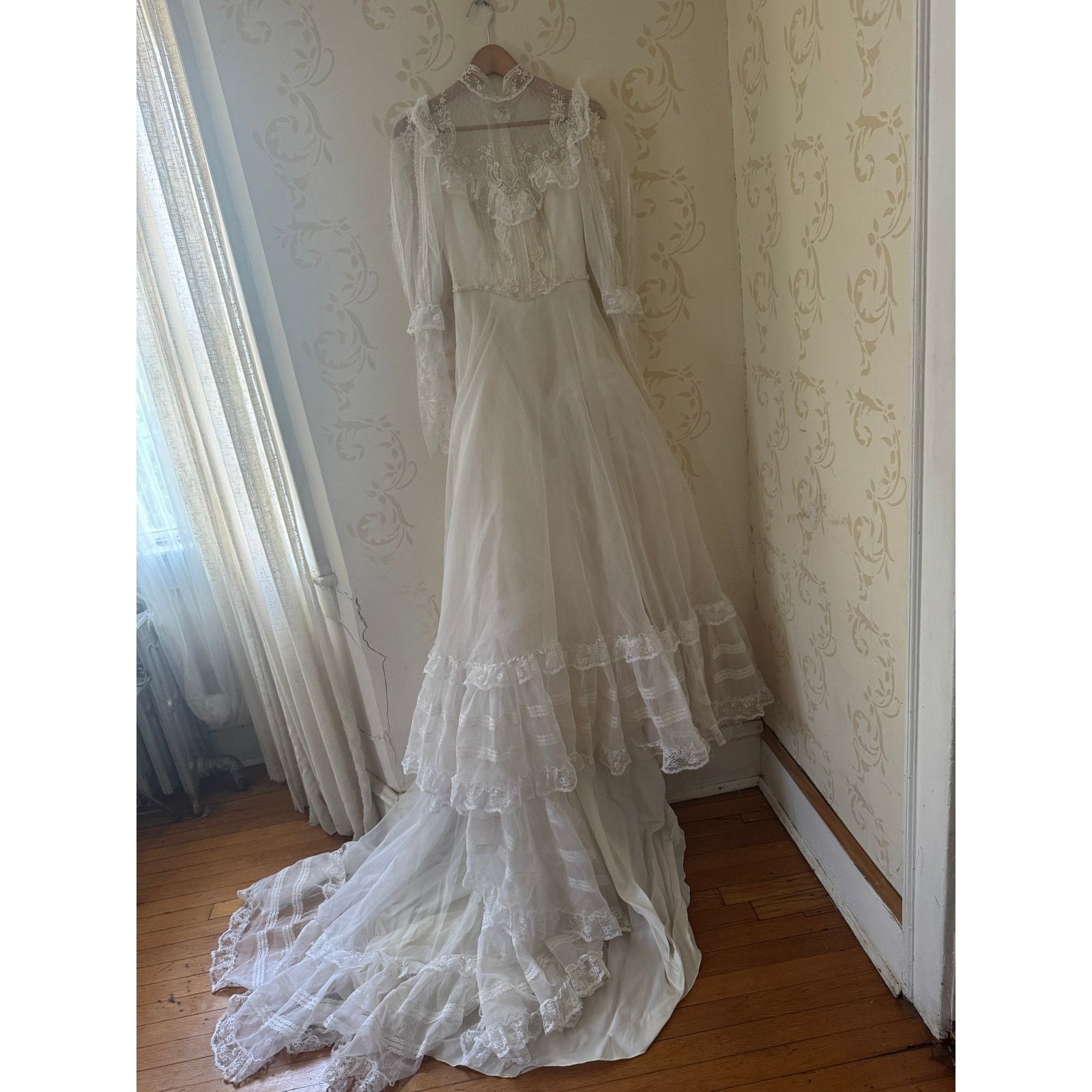 Luxe Vintage Eve of Milady Lace Stunning Wedding Dress with Hat Size S / US 4 / IT 40 - 24 Thumbnail