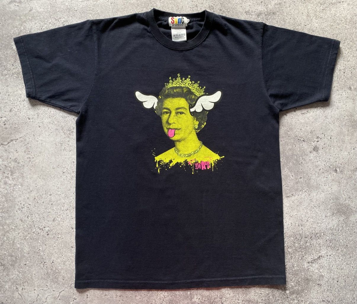 Medicom Toy Vintage SYNC Medicom Toy "DOG SAVE THE QUEEN" T-Shirt DFace Size US L / EU 52-54 / 3 - 1 Thumbnail