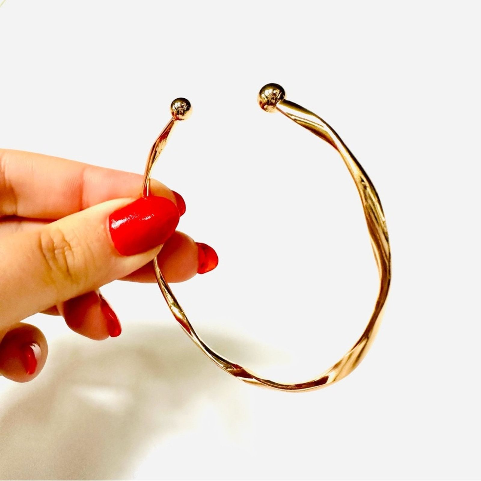Nordstrom NEW NORDSTROM REVOLVE Gold Ball Twisted Bracelet Bangle Cuff Size ONE SIZE - 2 Thumbnail