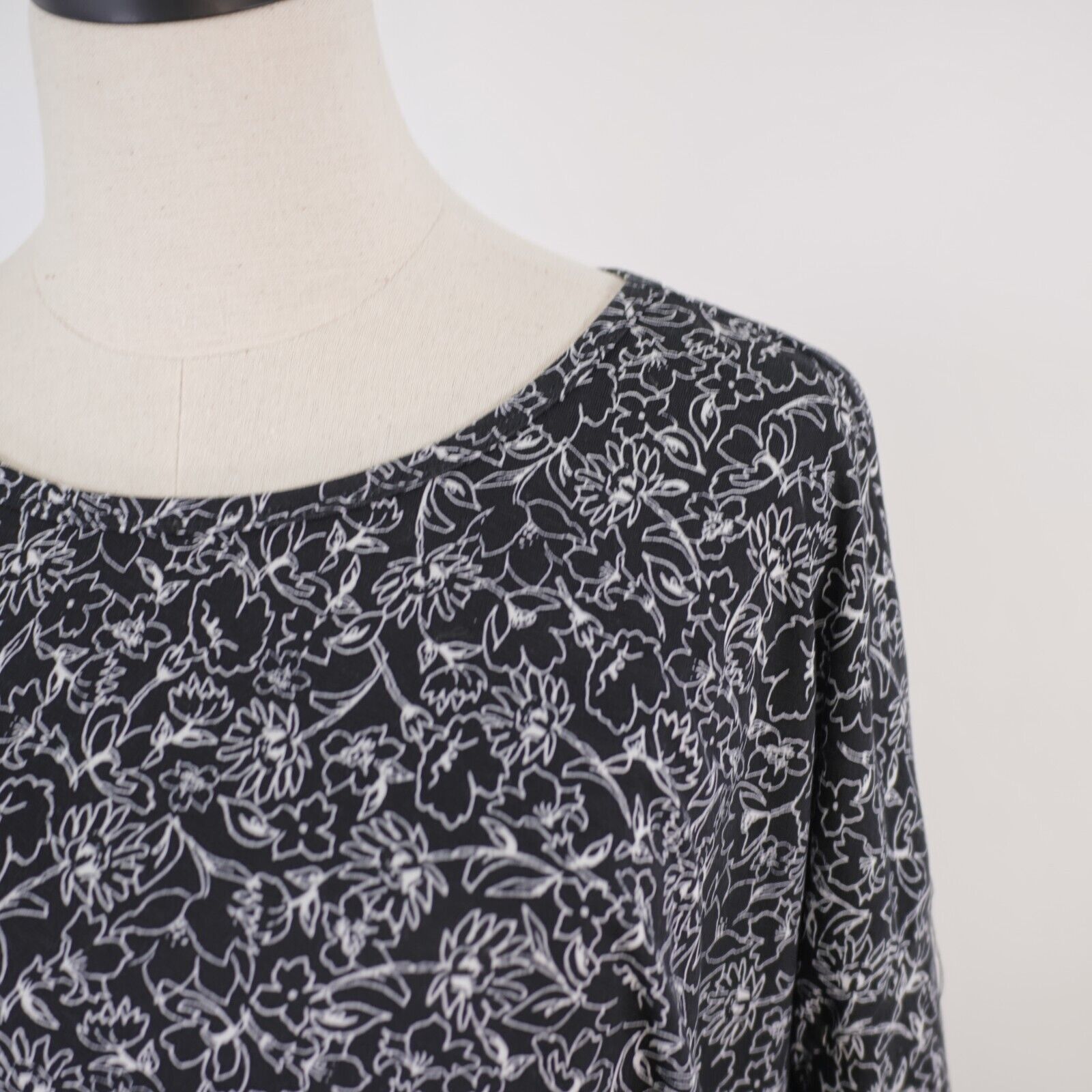 Designer NEW Lularoe Black Floral Scoop Neck Medium Long Tail T-Shirt Size M / US 6-8 / IT 42-44 - 2 Thumbnail