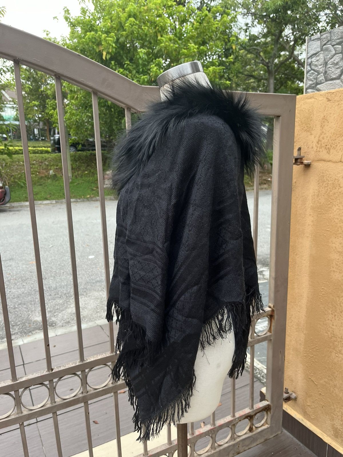 Gucci Tom ford Fox furr -trimmed GG poncho black Size ONE SIZE - 2 Thumbnail