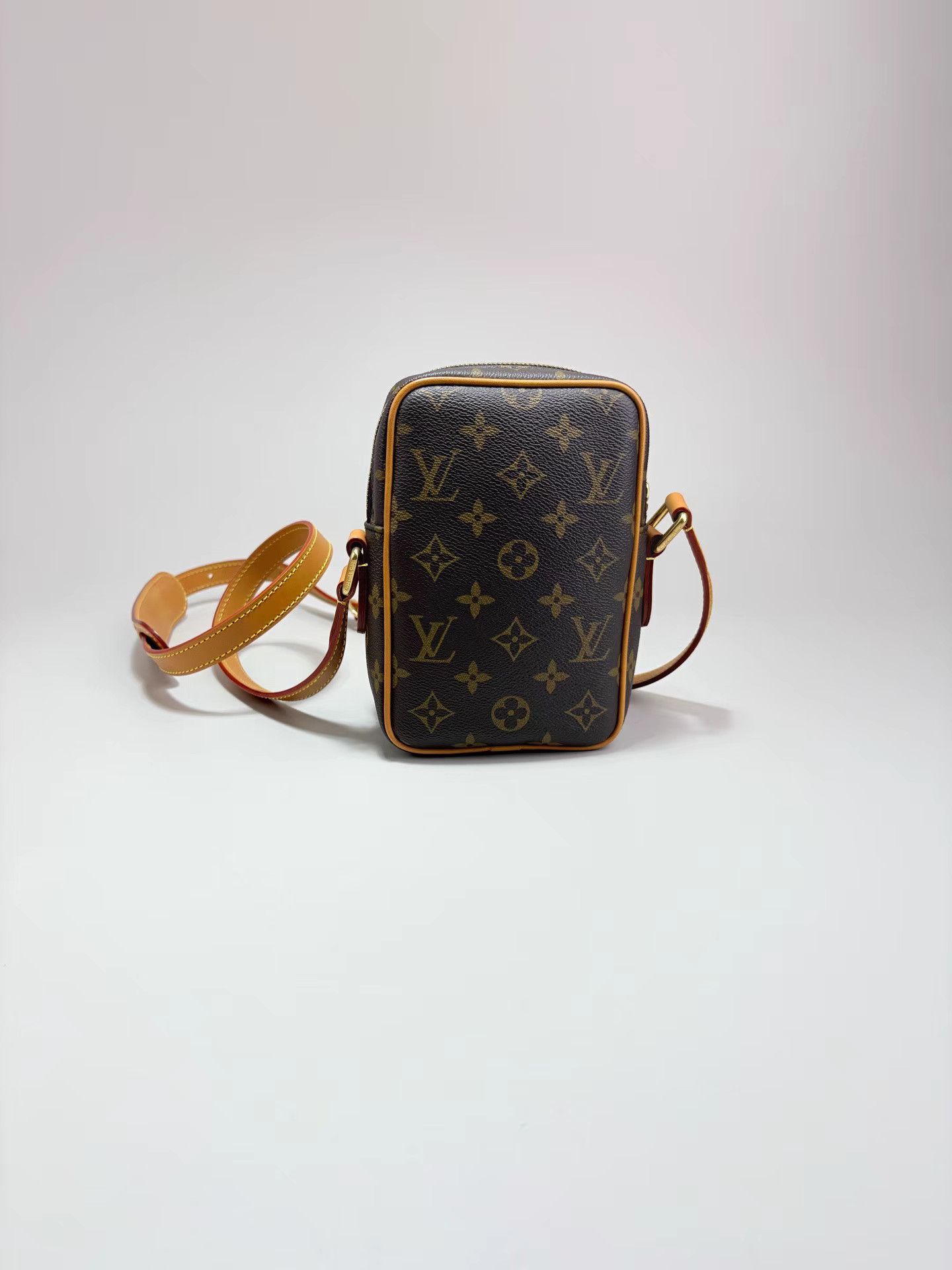 Louis Vuitton LOUIS VUITTON Amazone Monogram Double-Zip Camera Bag K1 Size ONE SIZE - 3 Thumbnail