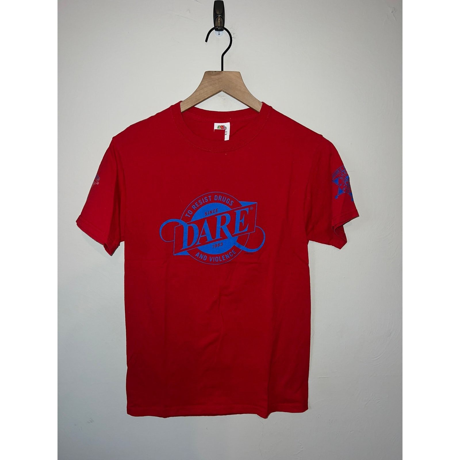 Fruit Of The Loom Vintage Dare Shirt To Resist Drugs & Violence Red Tee 2000s Size US S / EU 44-46 / 1 - 1 Thumbnail