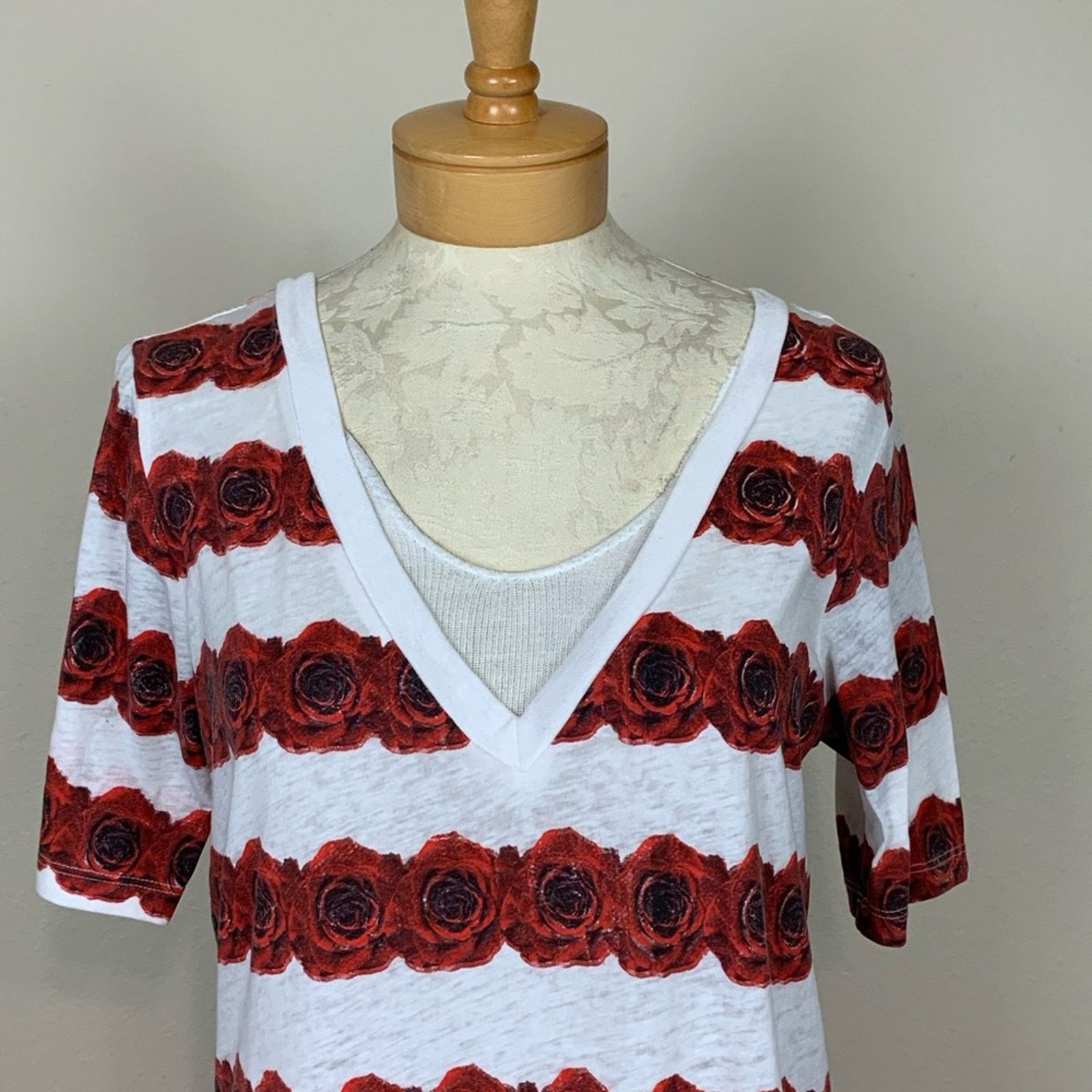 Chaser Brand Chaser V Neck Rose Print Tunic T Shirt White Red Small Size S / US 4 / IT 40 - 3 Thumbnail