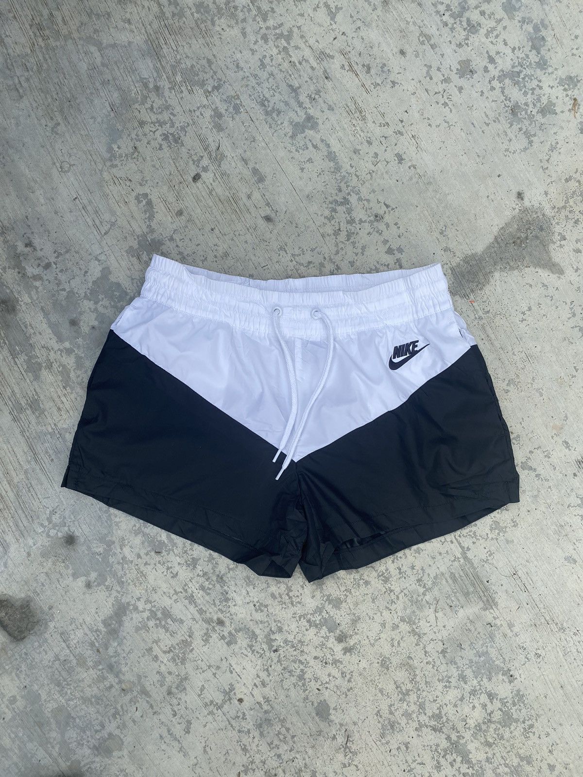 Nike Nike Black White Running Shorts Size US 26 / EU 42 - 1 Thumbnail