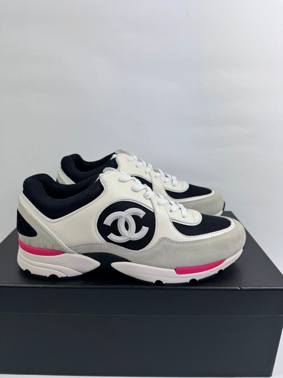 Pre-owned Chanel Runner Sneakers In Black/white/pink