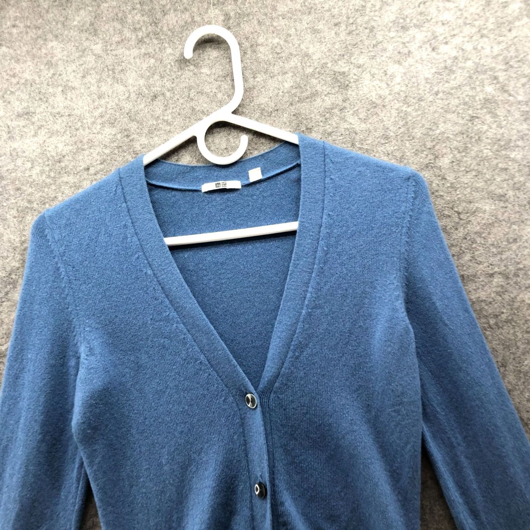 Uniqlo Uniqlo Cardigan Womens XS Blue V-Neck Button Front Lightweight Cashmere Size XS / US 0-2 / IT 36-38 - 3 Thumbnail