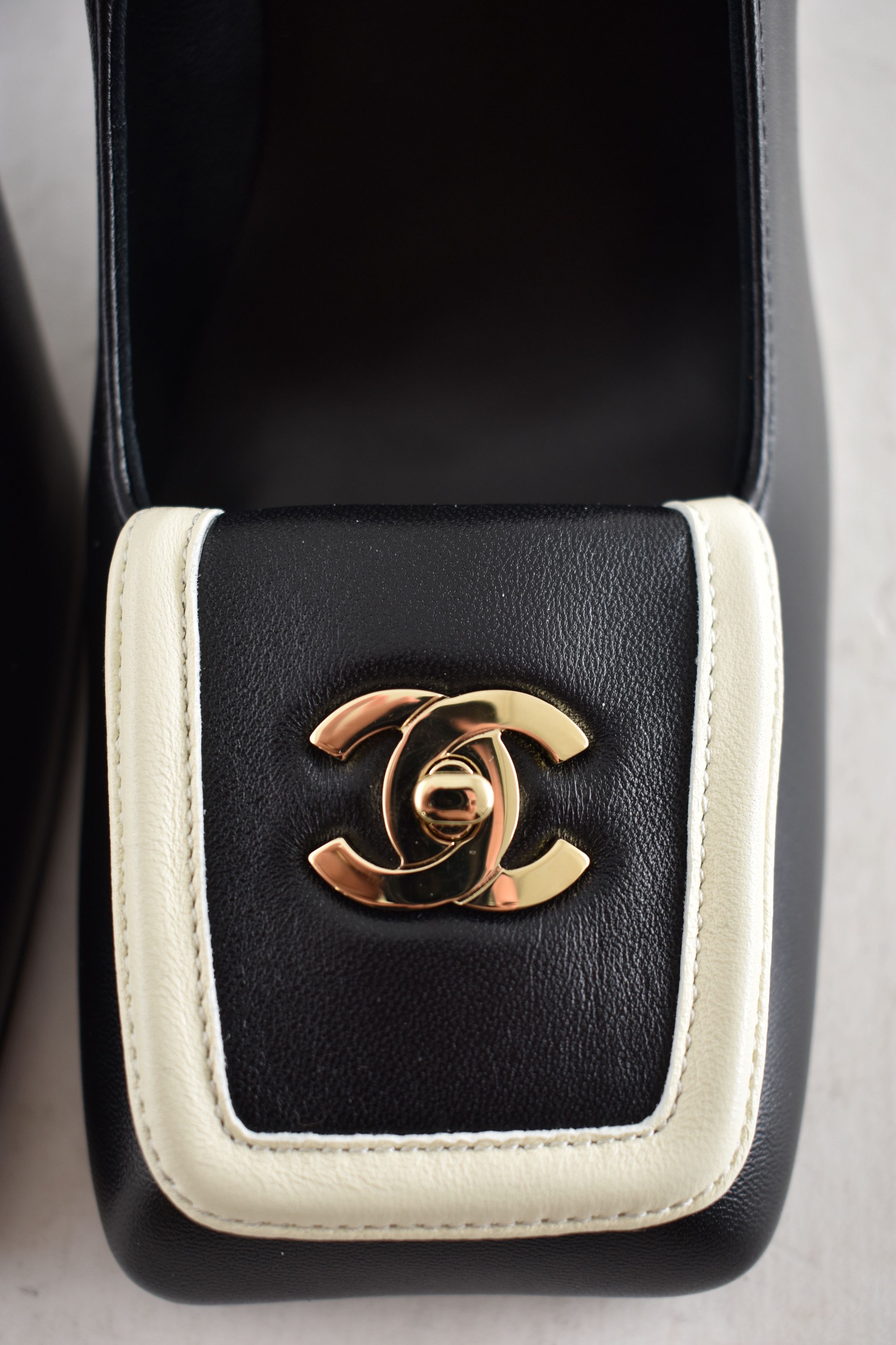 Chanel 26S Blazy White Square Toe Turnlock CC Block Heel Pump 40 Size US 10 / IT 40 - 13 Thumbnail
