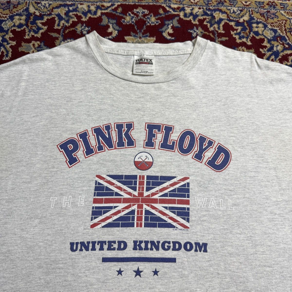 Band Tees Vintage 1997 Pink Floyd The Wall United Kingdom Band tee 90s Size US XL / EU 56 / 4 - 1 Thumbnail