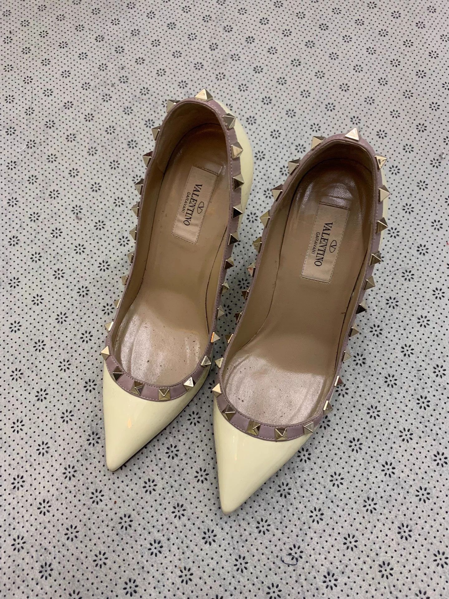 Valentino Valentino Light Yellow Rivet Heels EU36 Size US 5 / IT 35 - 1 Thumbnail