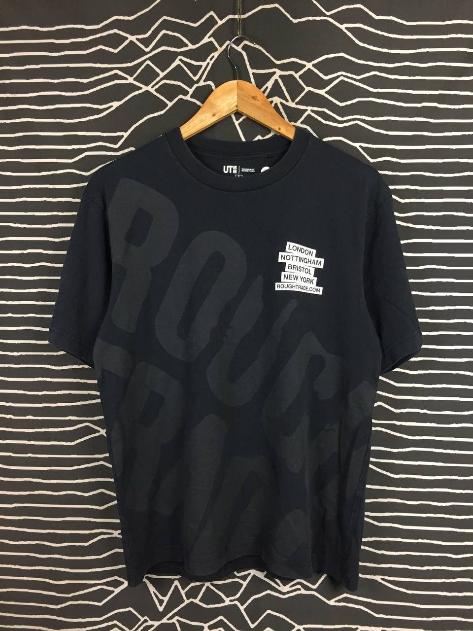 Uniqlo Uniqlo Rough Trade The World of Record Stores Tee Size US S / EU 44-46 / 1 - 1 Thumbnail