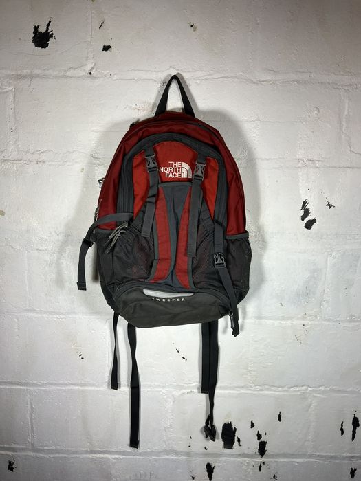 Face sweeper outlet backpack