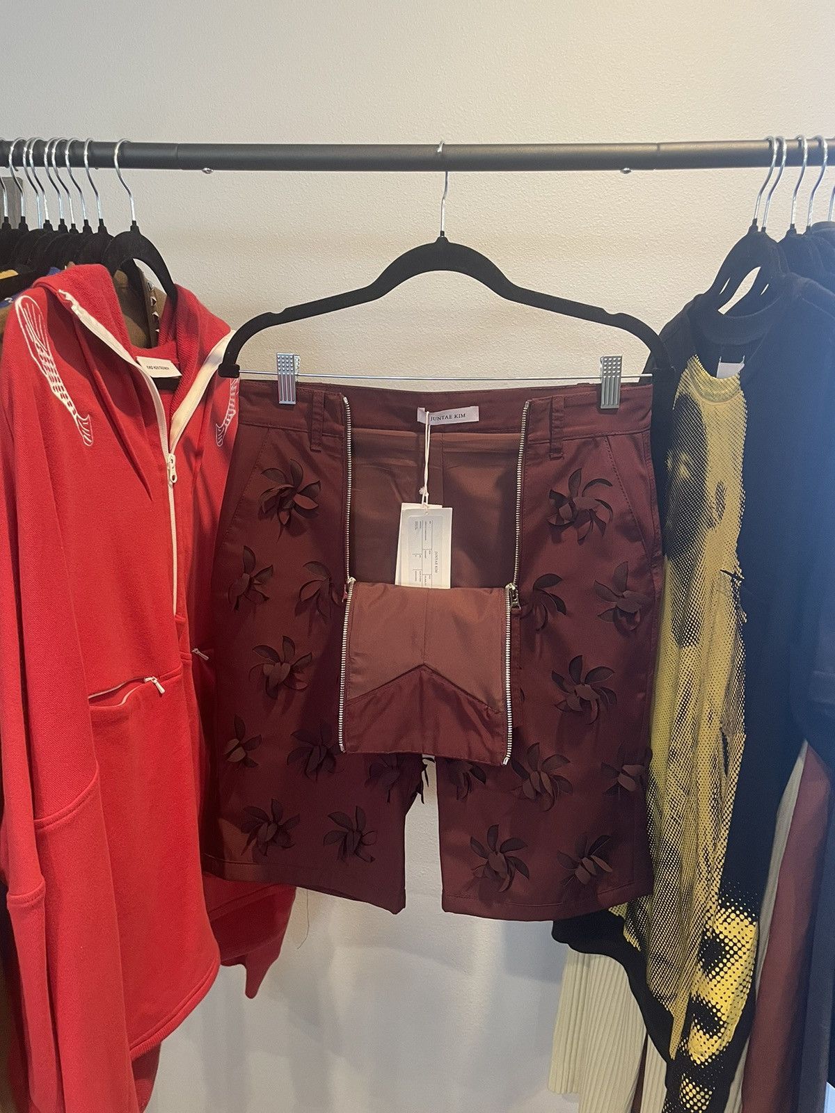Juntae Kim JUNTAE KIM Red Floral-appliqué 🌺Bermuda Shorts Size US 30 / EU 46 - 4 Thumbnail