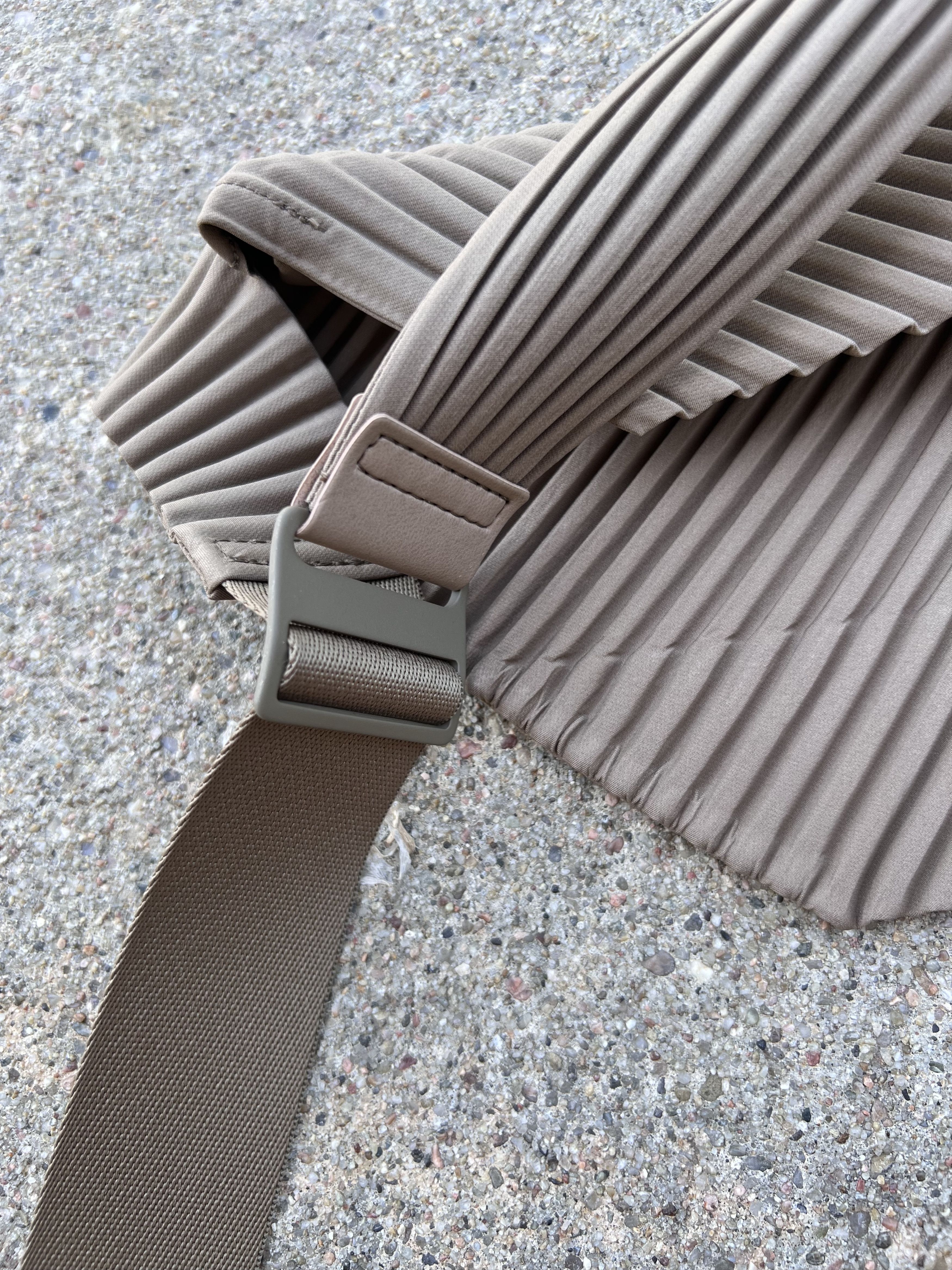 Homme Plisse Issey Miyake Homme Plisse Issey Miyake Pleated Crossbody Bag in Brown Size ONE SIZE - 3 Thumbnail
