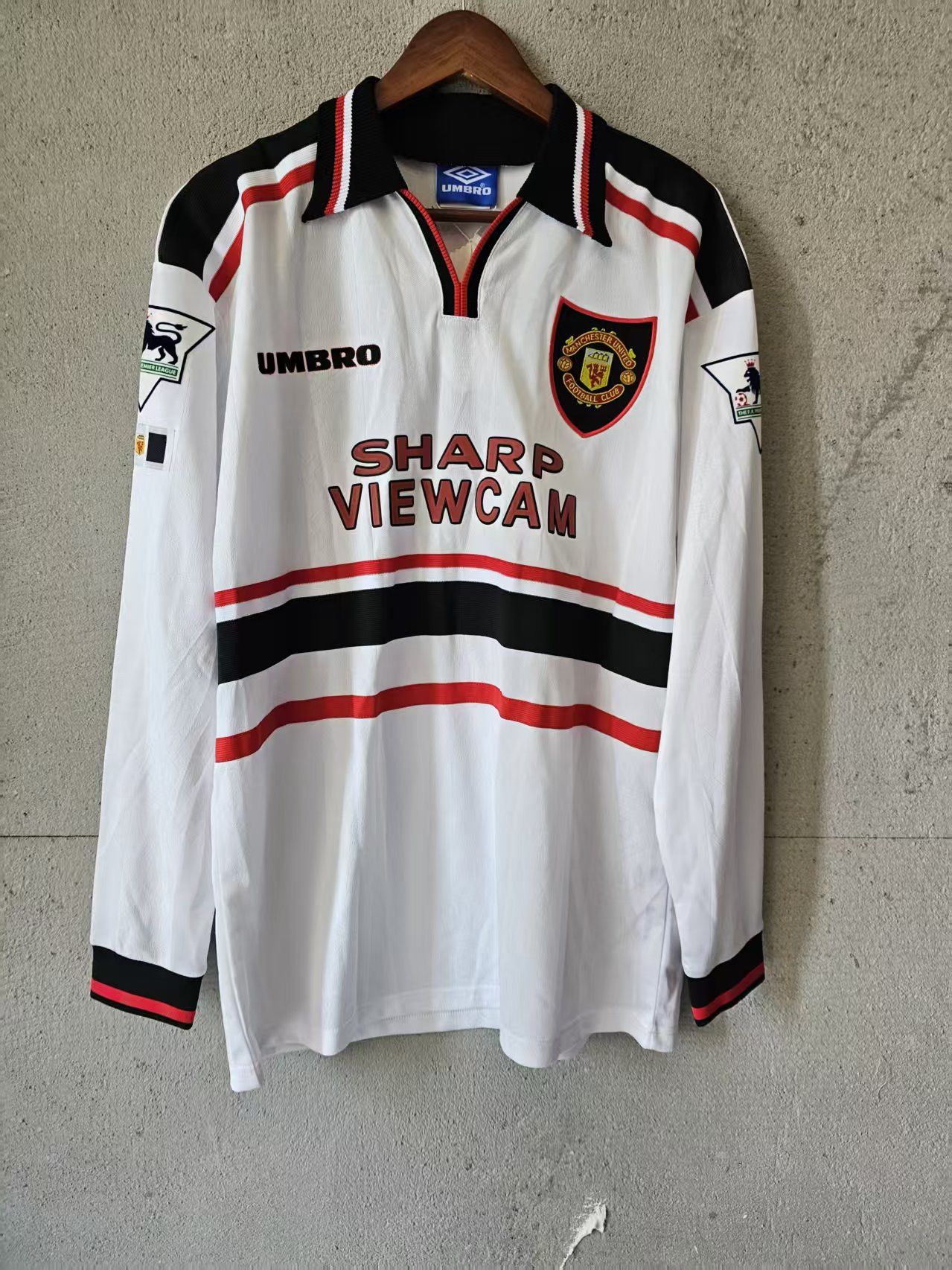 Other 1998 MUFC 7 Beckham Jersey Away Longsleeve Size US L / EU 52-54 / 3 - 2 Thumbnail
