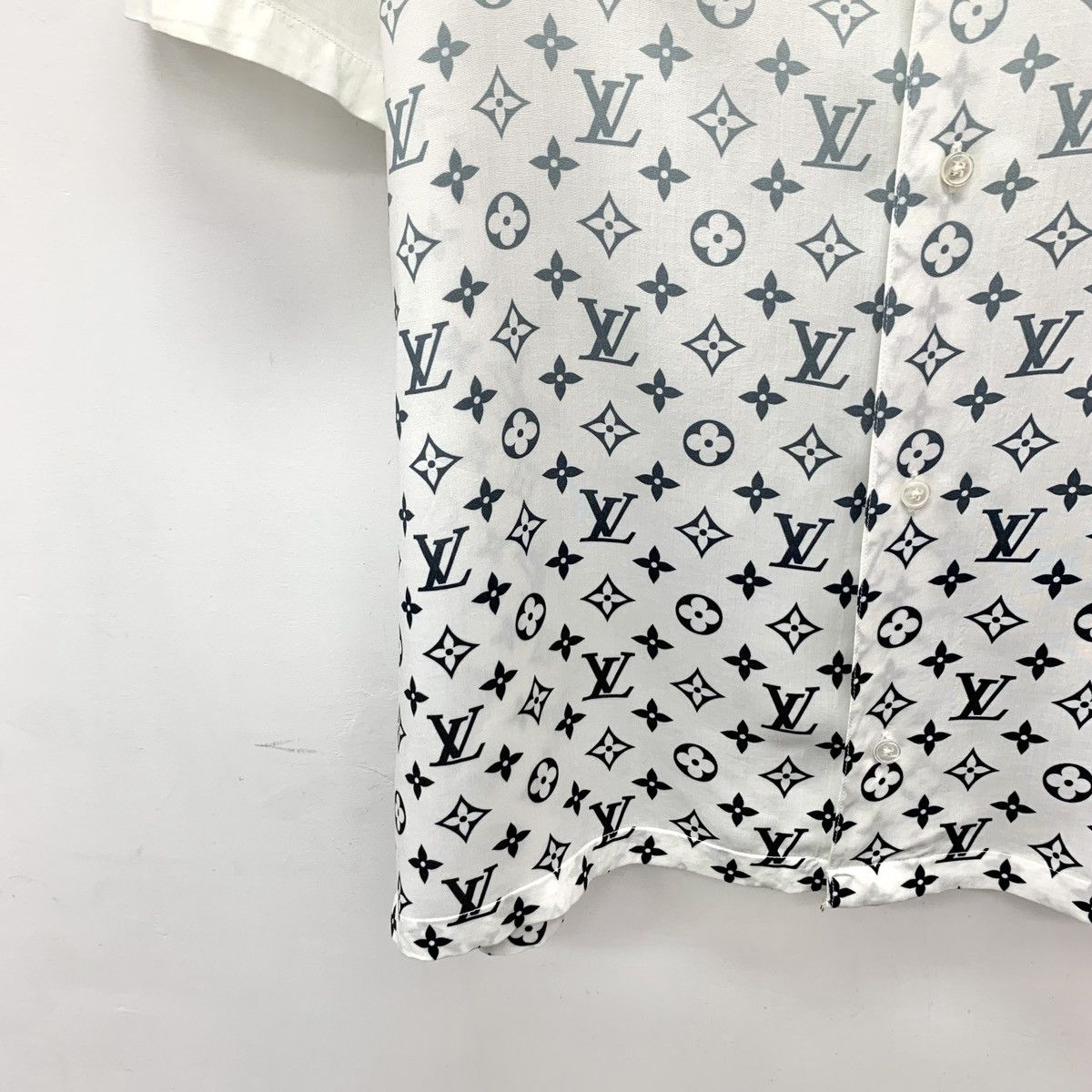 Louis Vuitton Louis Vuitton Monogram Gradient Short Sleeve Shirt K26WX Size US L / EU 52-54 / 3 - 4 Thumbnail