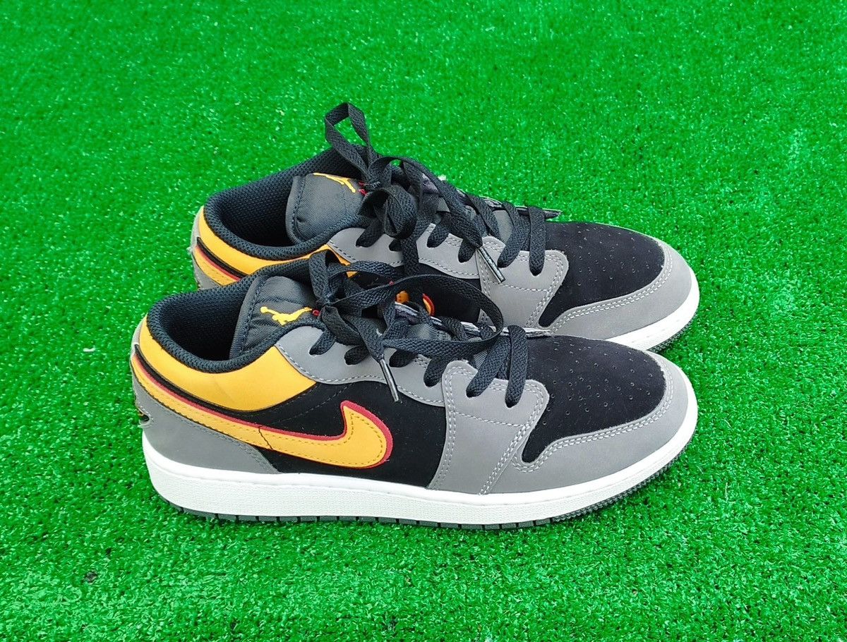 Jordan Brand Shoes Air Jordan 1 SE Low (GS) Size US 7.5 / IT 37.5 - 1 Thumbnail