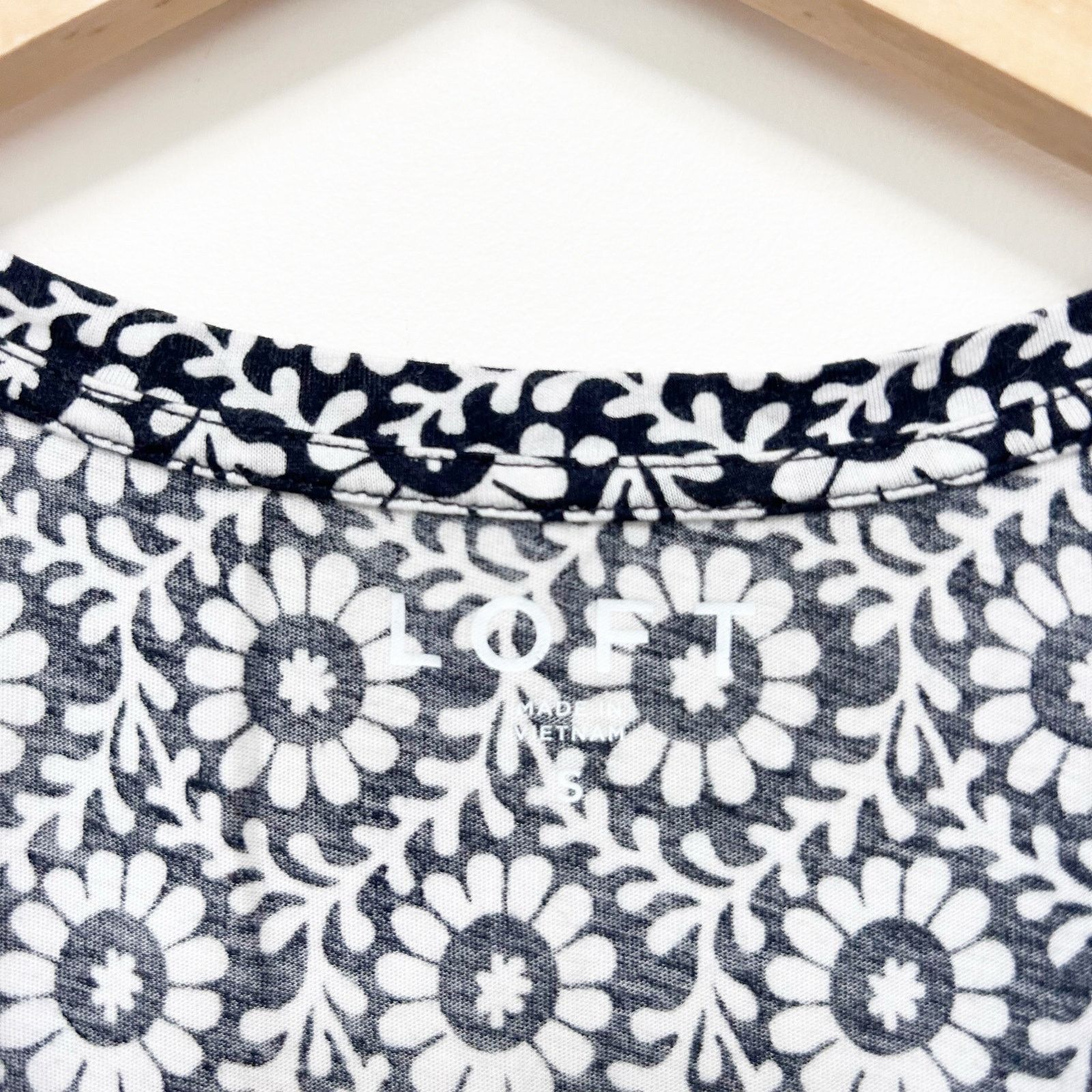 Loft Loft Navy Blue White Floral Printed V Neck T Shirt Sz S Size S / US 4 / IT 40 - 2 Thumbnail