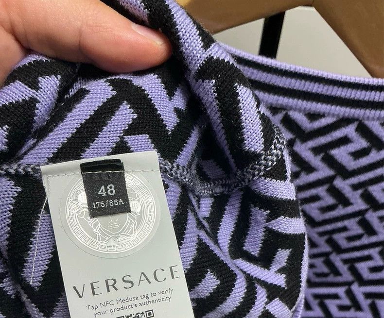 Versace Versace Classic black and white color scheme and unique Fe Size US M / EU 48-50 / 2 - 3 Thumbnail