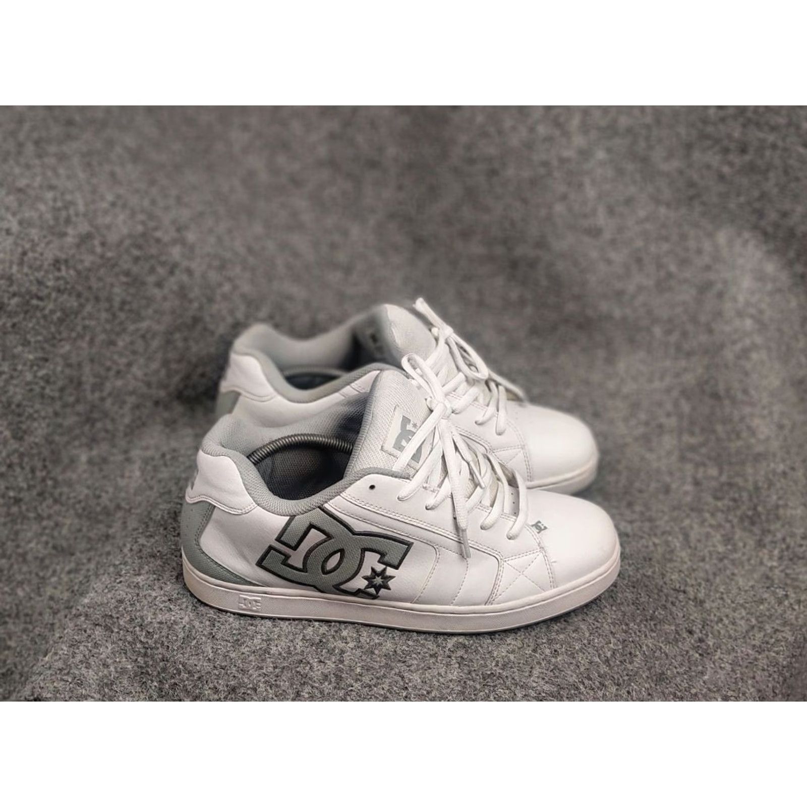 Logo 7 DC Court Graffik Logo Oversized Sneakers - White Leather - Vintage Y2K - DC scarpe Net - Men’s US 13 / UK 12 / EU 47 - Casual Skateboarding Shoe Size US 13 / EU 46 - 6 Thumbnail