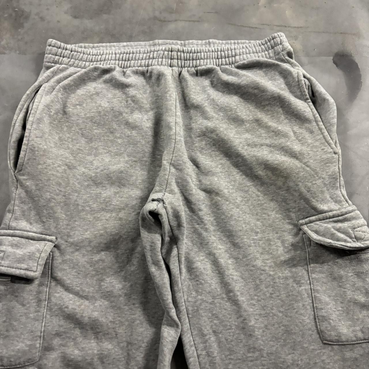 Vintage Crazy Vintage Y2K/2000s Baggy Light Grey Cargo Essential Sweatpants! Size L Size US 34 / EU 50 - 4 Thumbnail