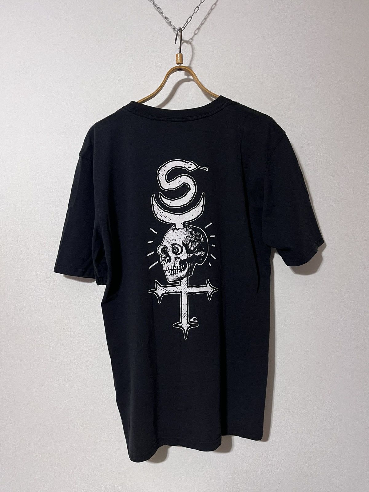 Quiksilver Quiksilver Vintage Skull Snake Cross Graphic T-Shirt Size US XL / EU 56 / 4 - 1 Thumbnail