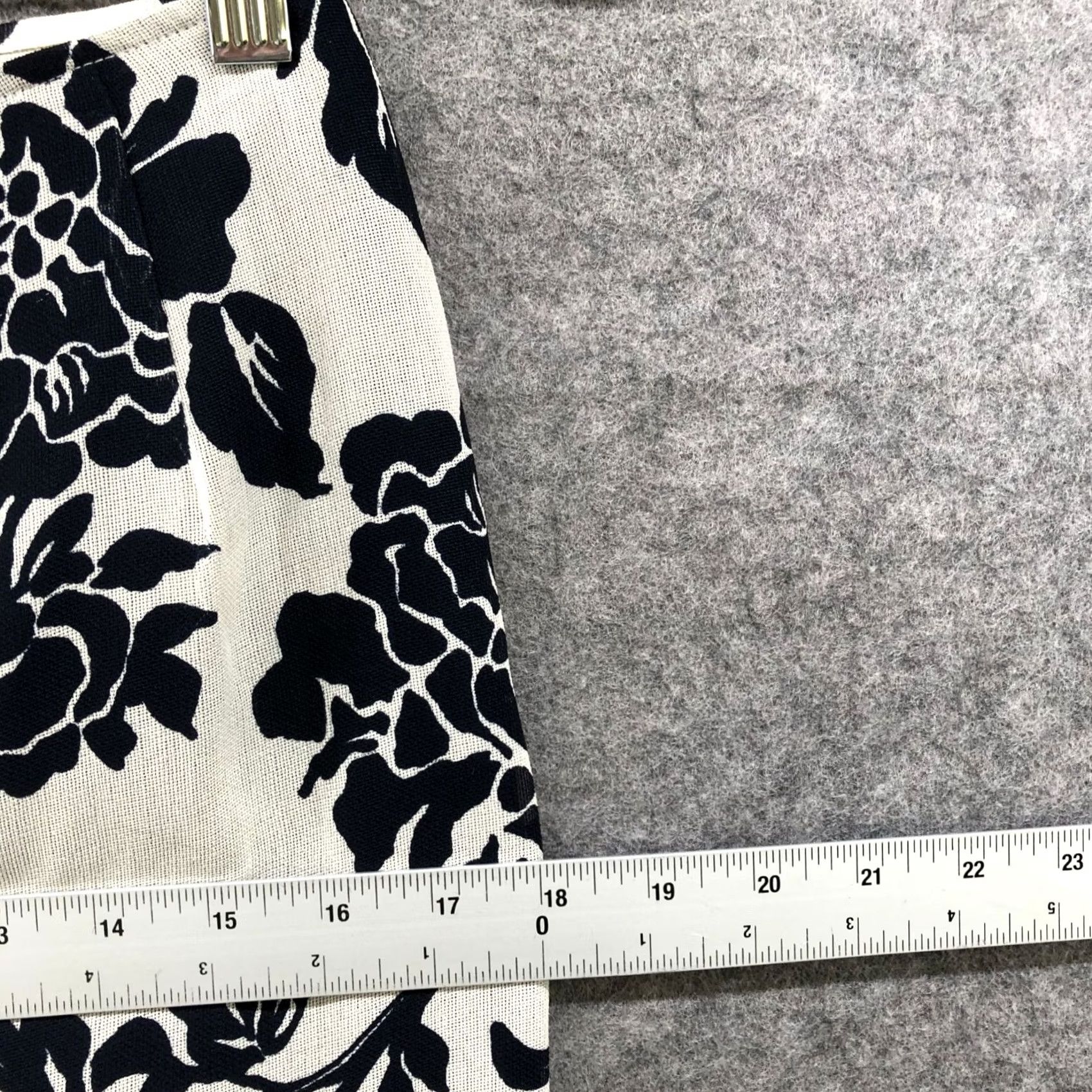 Talbots VTG Talbots Petites Wrap Skirt Silk Wool Midi Black White Floral 4P Skirt Womens Size 27" / US 4 / IT 40 - 6 Thumbnail