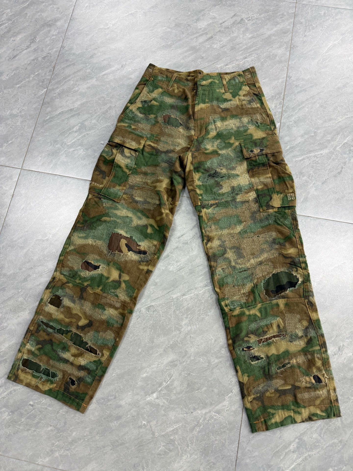 Givenchy Givenchy Camouflage Cargo Jeans Size US 26 / EU 42 - 1 Thumbnail