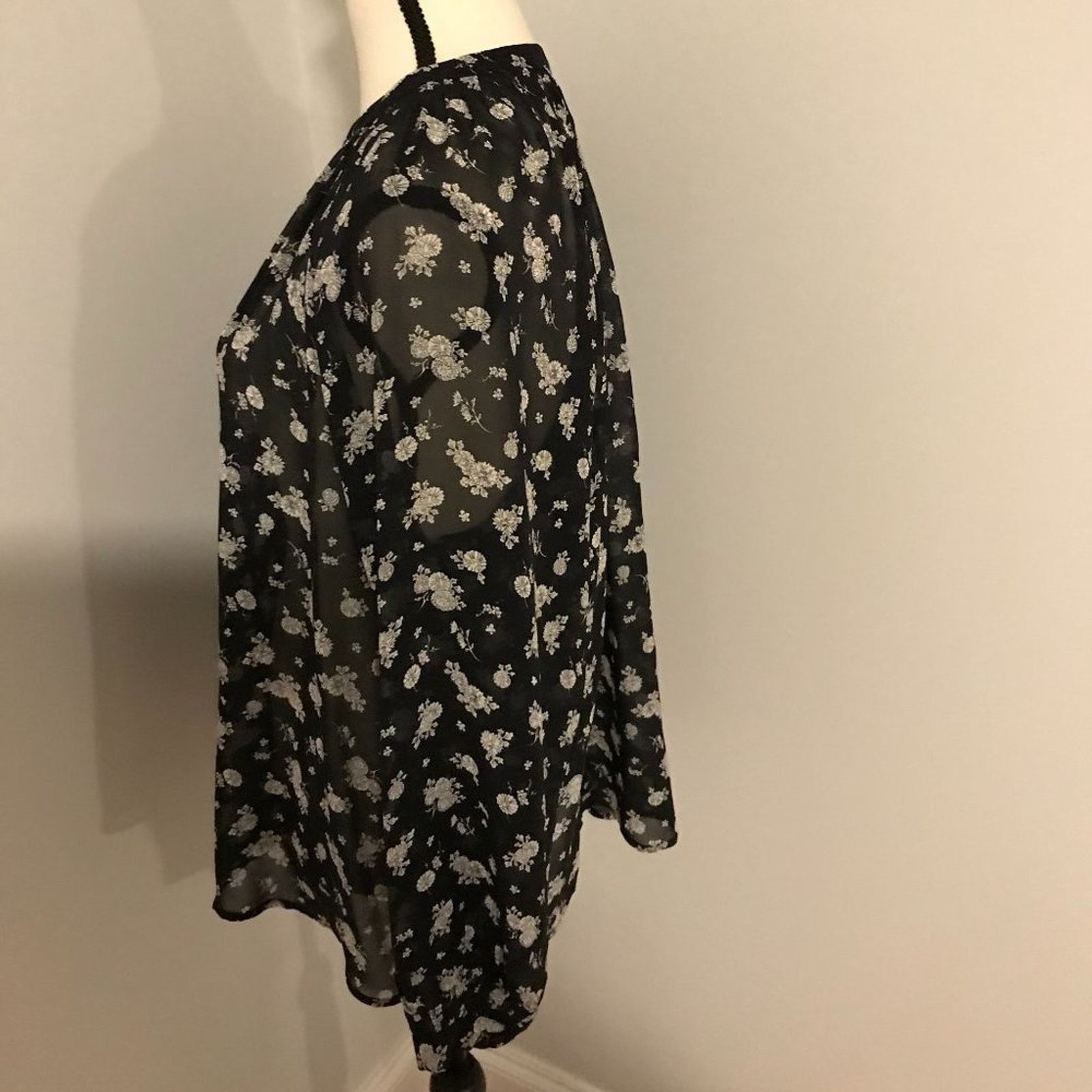Vince Vince Calico Black and White Floral Print Silk Blouse Size S / US 4 / IT 40 - 2 Thumbnail