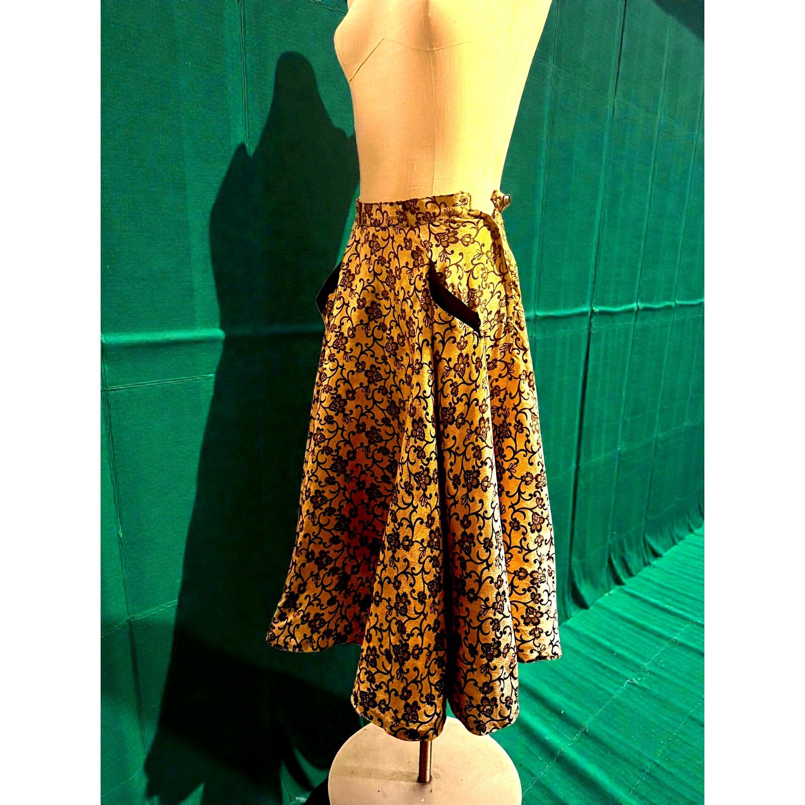 Vintage 60s Mid Century Chic Gold Lamé A-Line Skirt Black Brocade Size 27" / US 4 / IT 40 - 5 Thumbnail