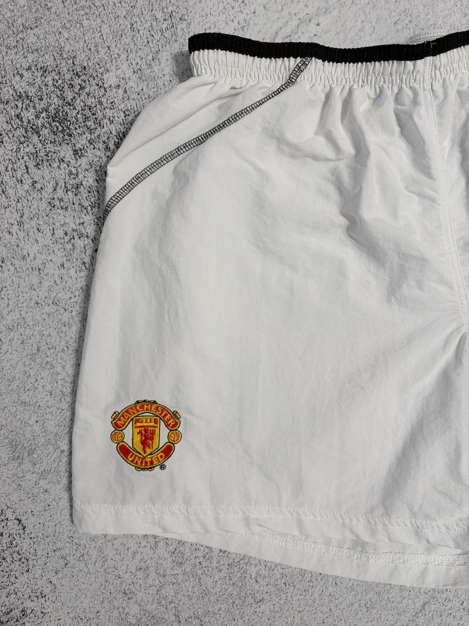 Umbro Manchester United 2000s Umbro Football Vintage Shorts Soccer Size US 32 / EU 48 - 3 Thumbnail