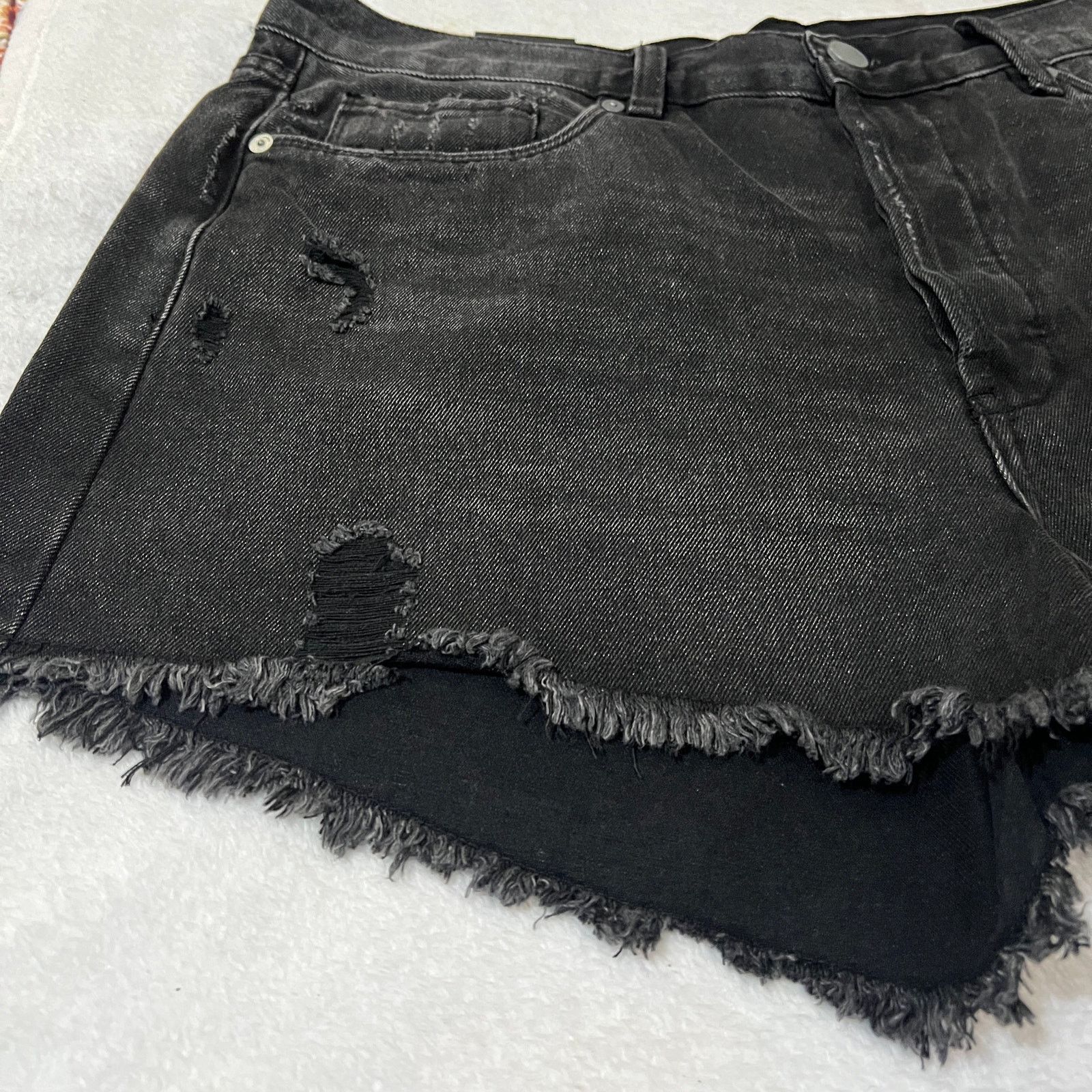 BLANKNYC Washed Black Button Front Distressed Hem High Rise Shorts Size 32" / US 10 / IT 46 - 14 Thumbnail