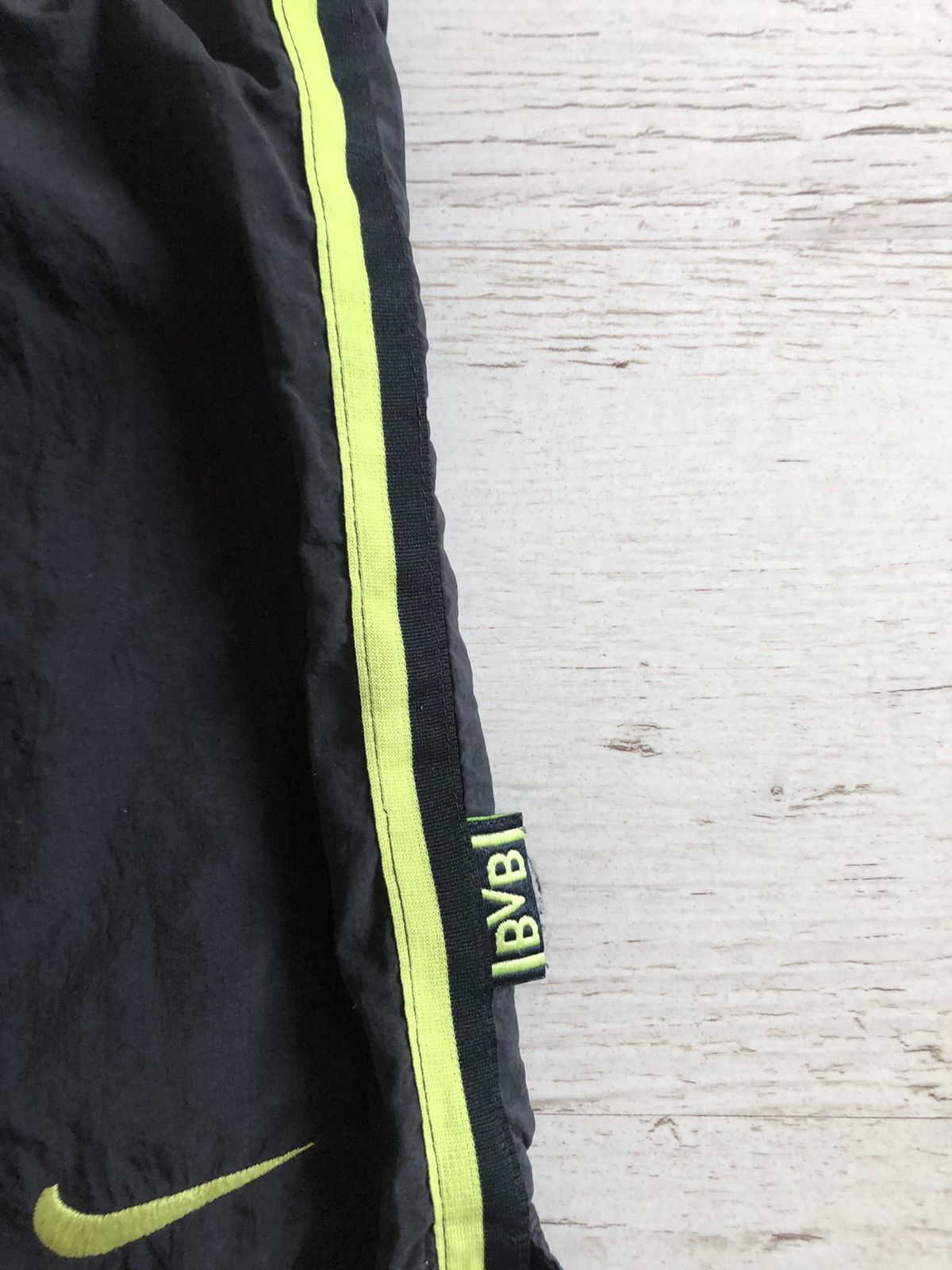 Nike BORUSSIA DORTMUND 1996 1998 FOOTBALL SOCCER SHORTS NIKE Size US 32 / EU 48 - 4 Thumbnail