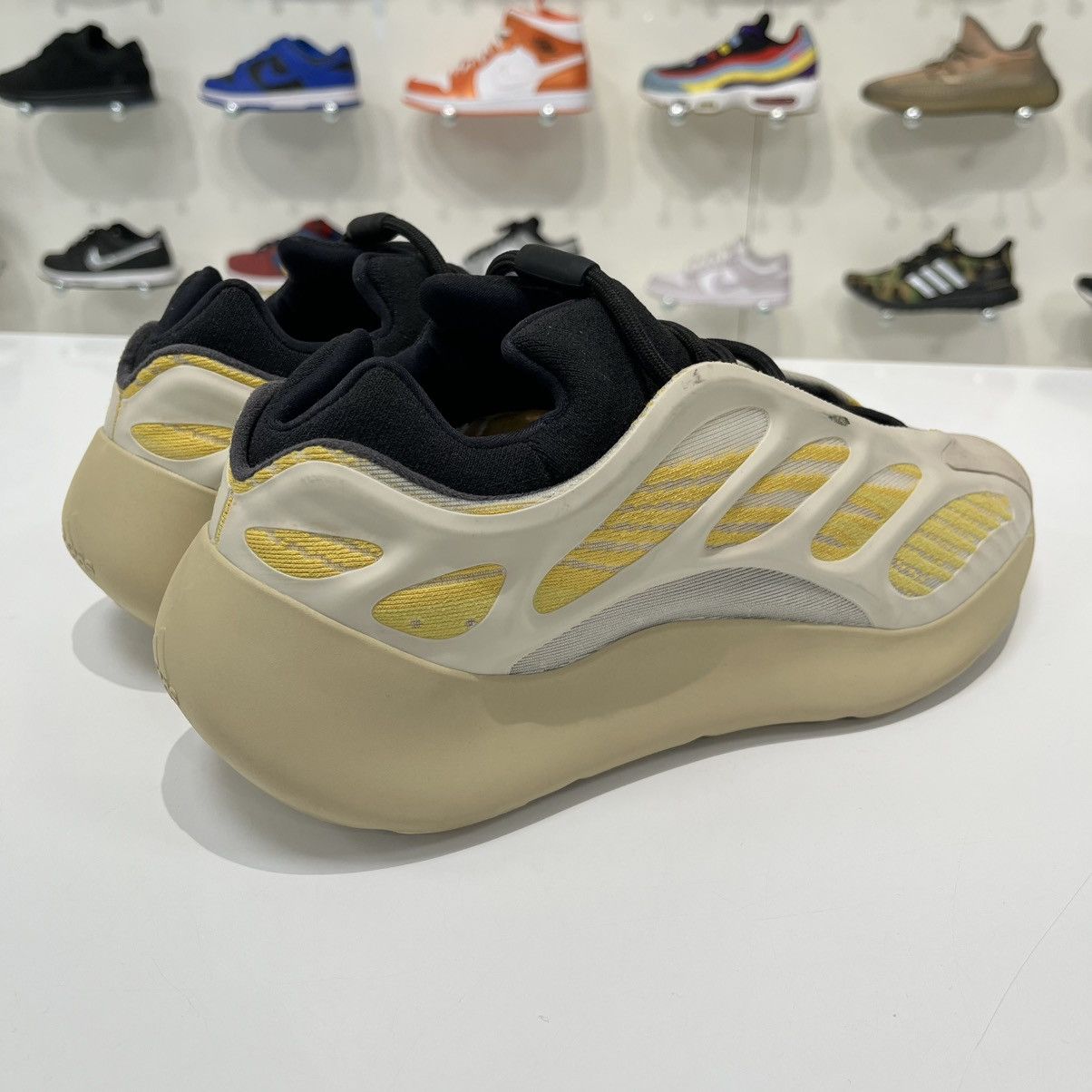 Adidas Adidas Yeezy 700 V3 Safflower Size US 10.5 / EU 43-44 - 6 Thumbnail