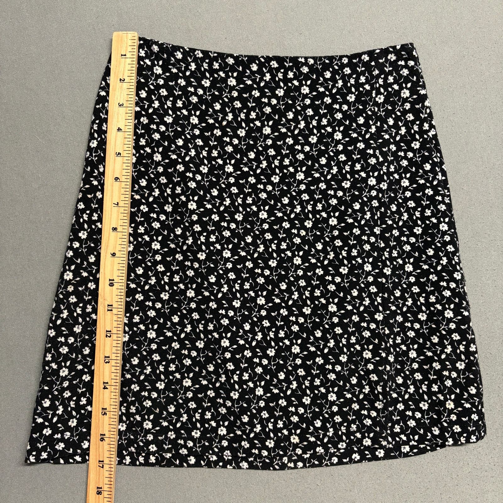 Brandy Melville Brandy Melville Floral Mini "Cara" Skirt Black One Size Size 25" / US 0 / IT 36 - 8 Thumbnail