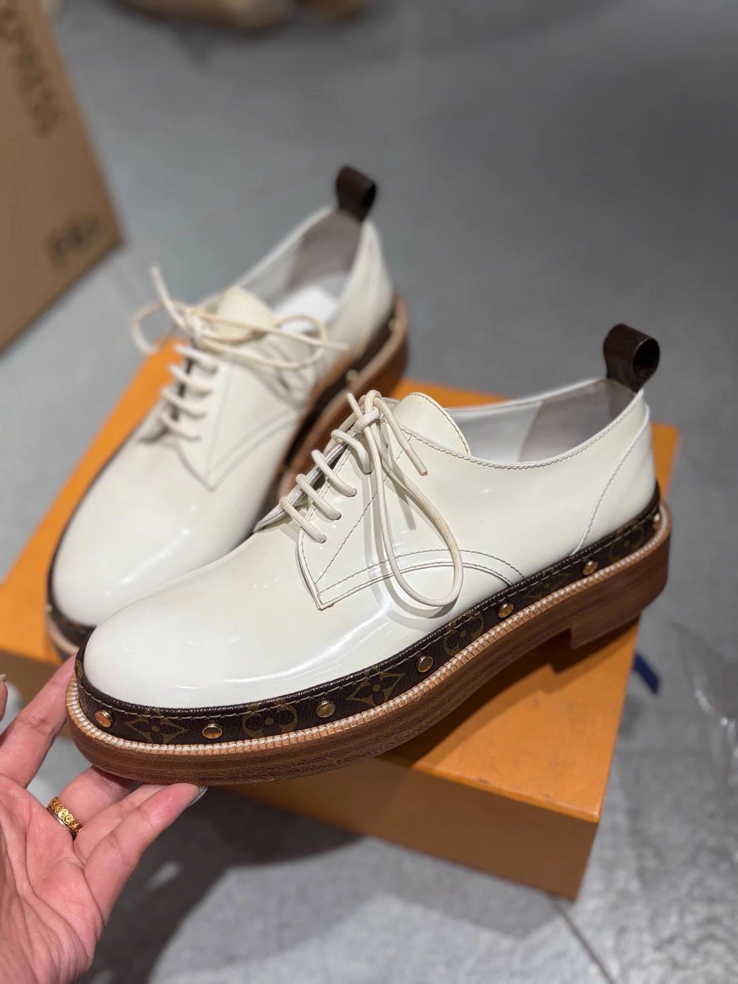 Louis Vuitton LV Monogram colorblocked white leather shoes 37 EU Size US 6 / IT 36 - 2 Thumbnail