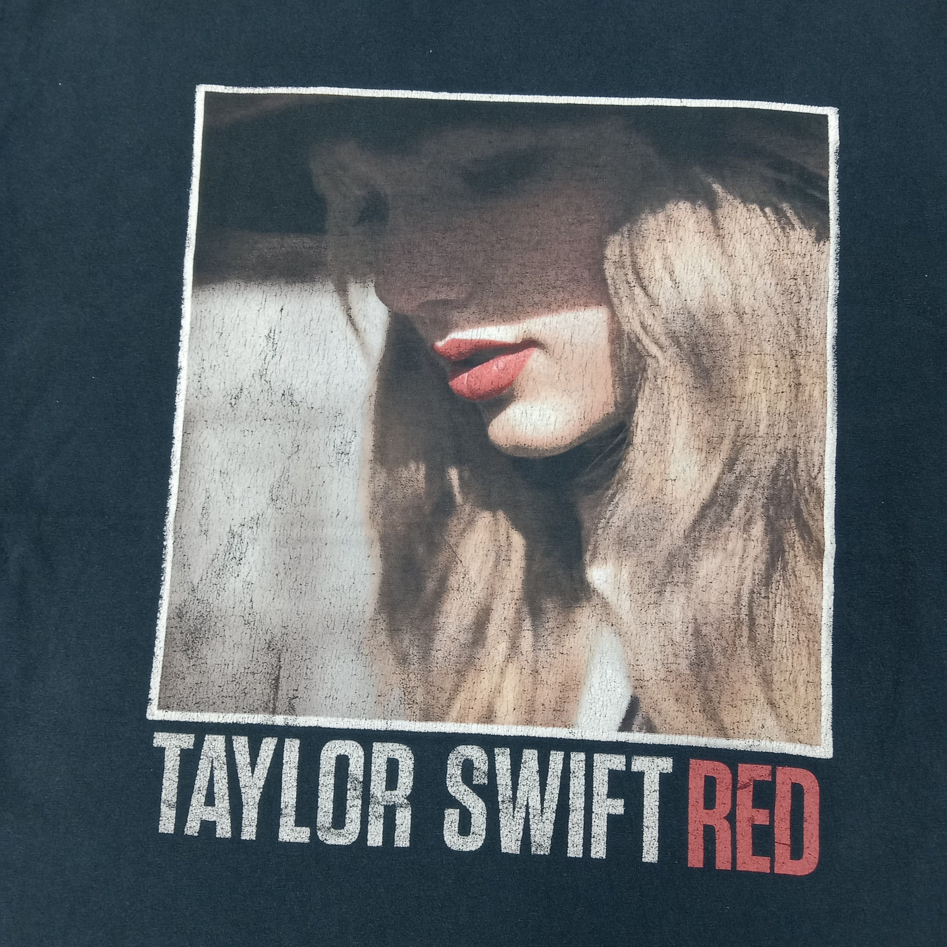 Band Tees Taylor Swift Red Solo Singer Tour Photo Tshirt C259N45 Size US L / EU 52-54 / 3 - 2 Thumbnail