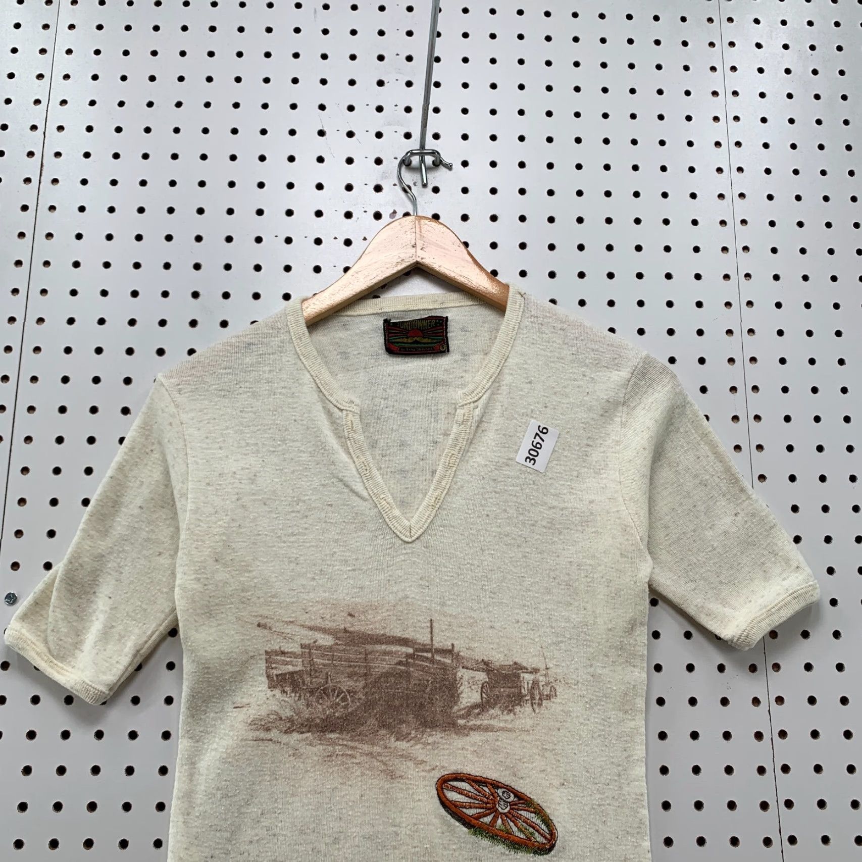 Vintage VINTAGE Sundowner Shirt Womens S Beige V Neck Top 16X23 Erika Strasberg Size S / US 4 / IT 40 - 2 Thumbnail